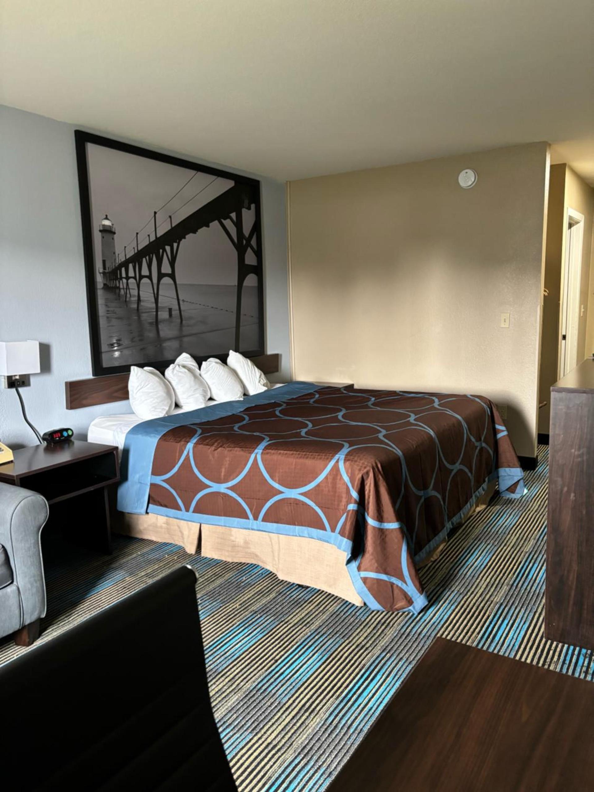 Super 8 by Wyndham Escanaba photo 56
