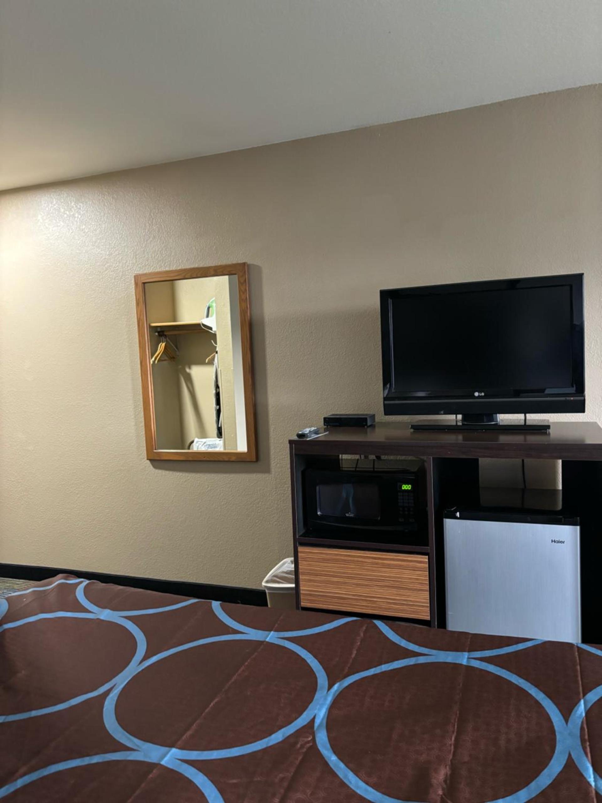 Super 8 by Wyndham Escanaba photo 55