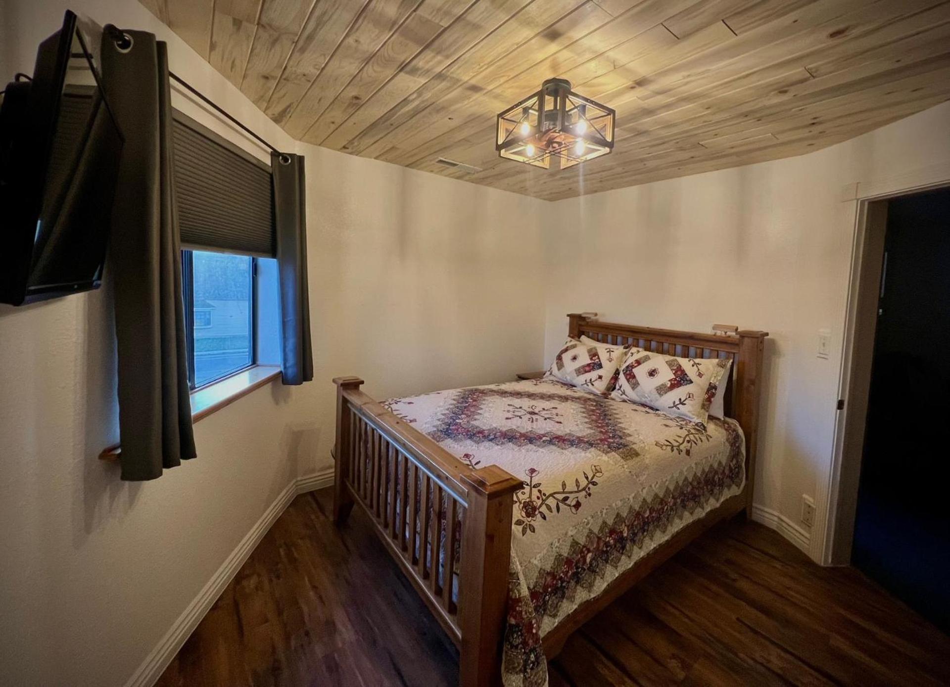 THE SNUGGLE INN photo 100