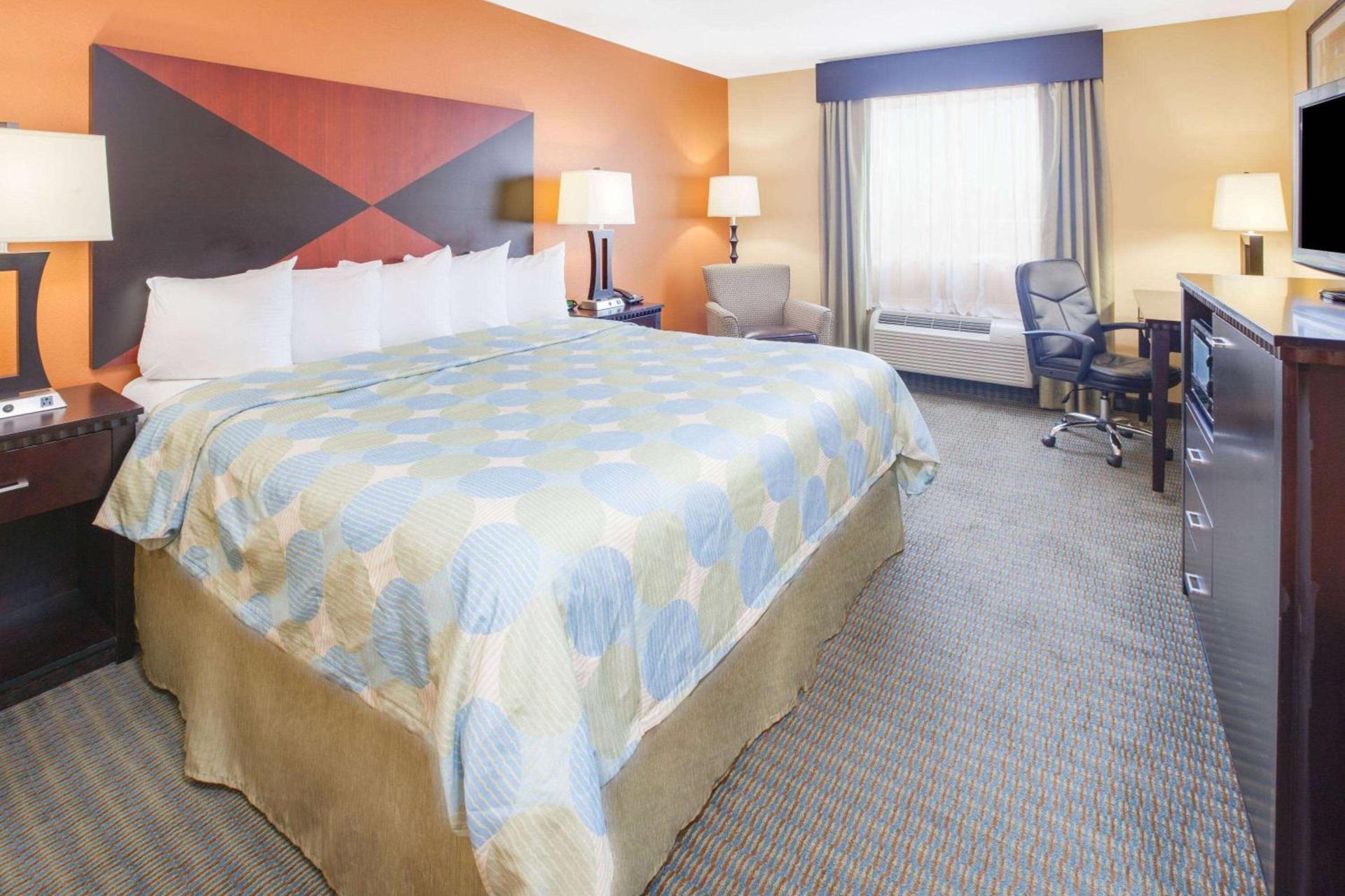 Days Inn & Suites by Wyndham Russellville photo 3