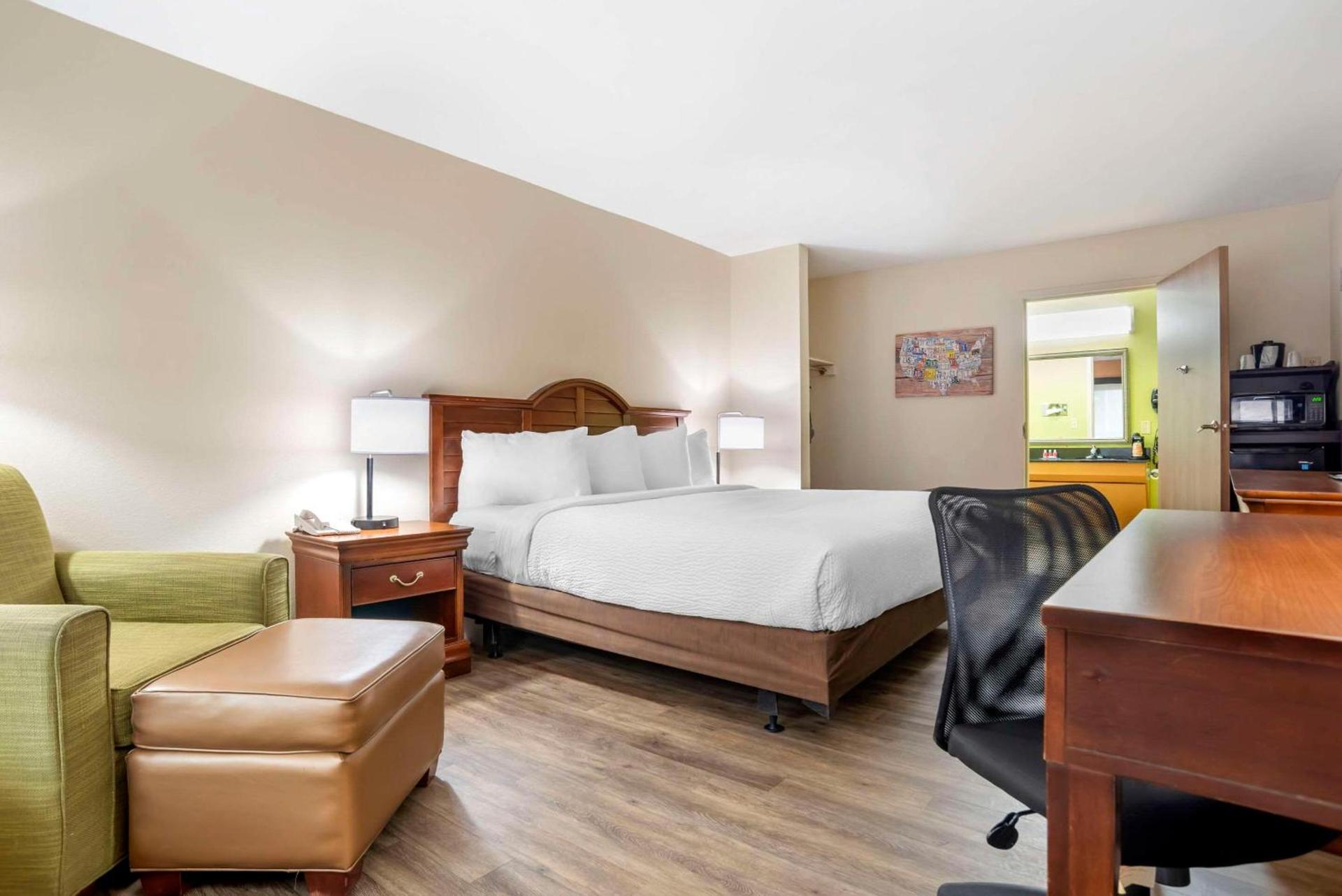 Econo Lodge Moss Point - Pascagoula photo 14