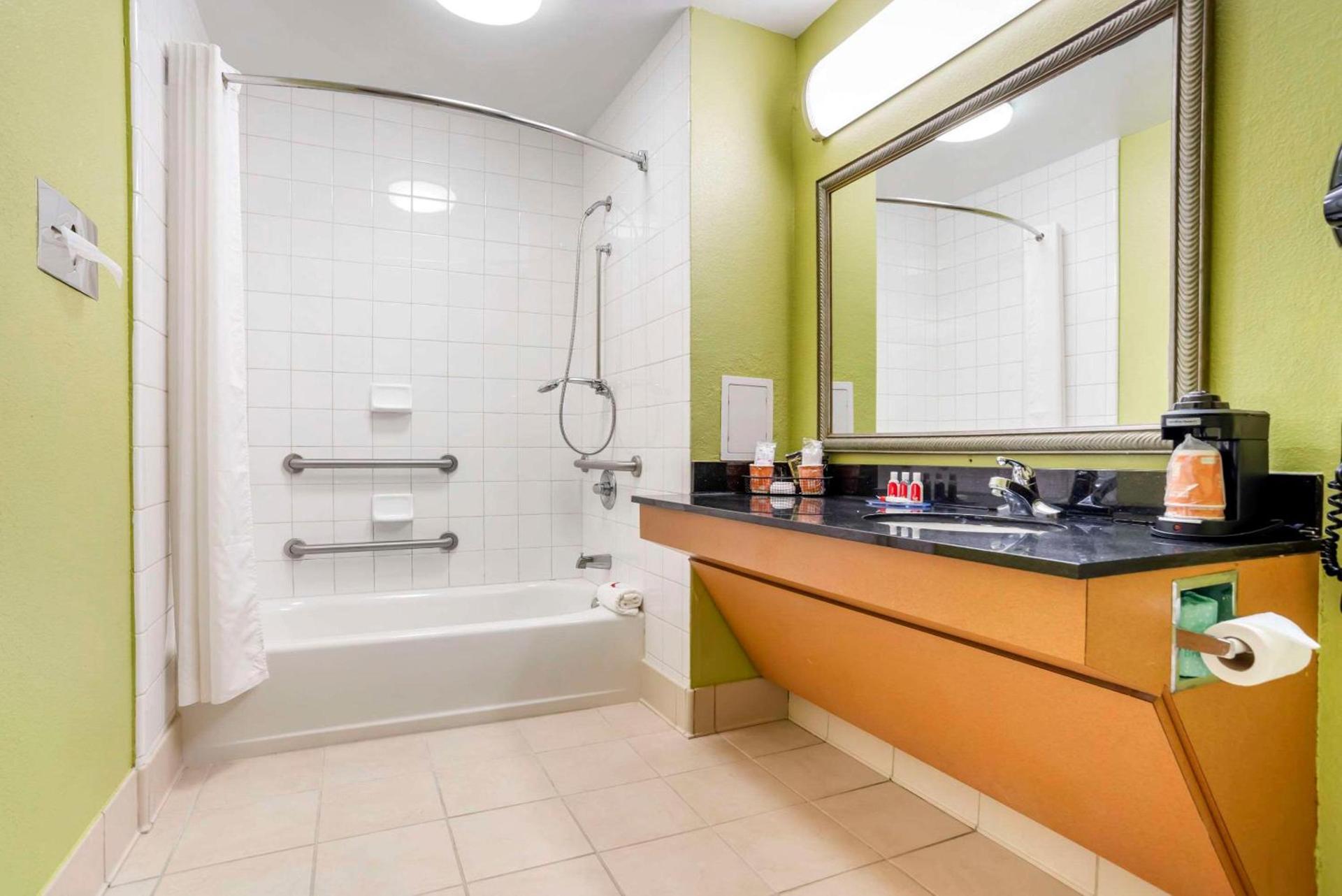 Econo Lodge Moss Point - Pascagoula photo 16