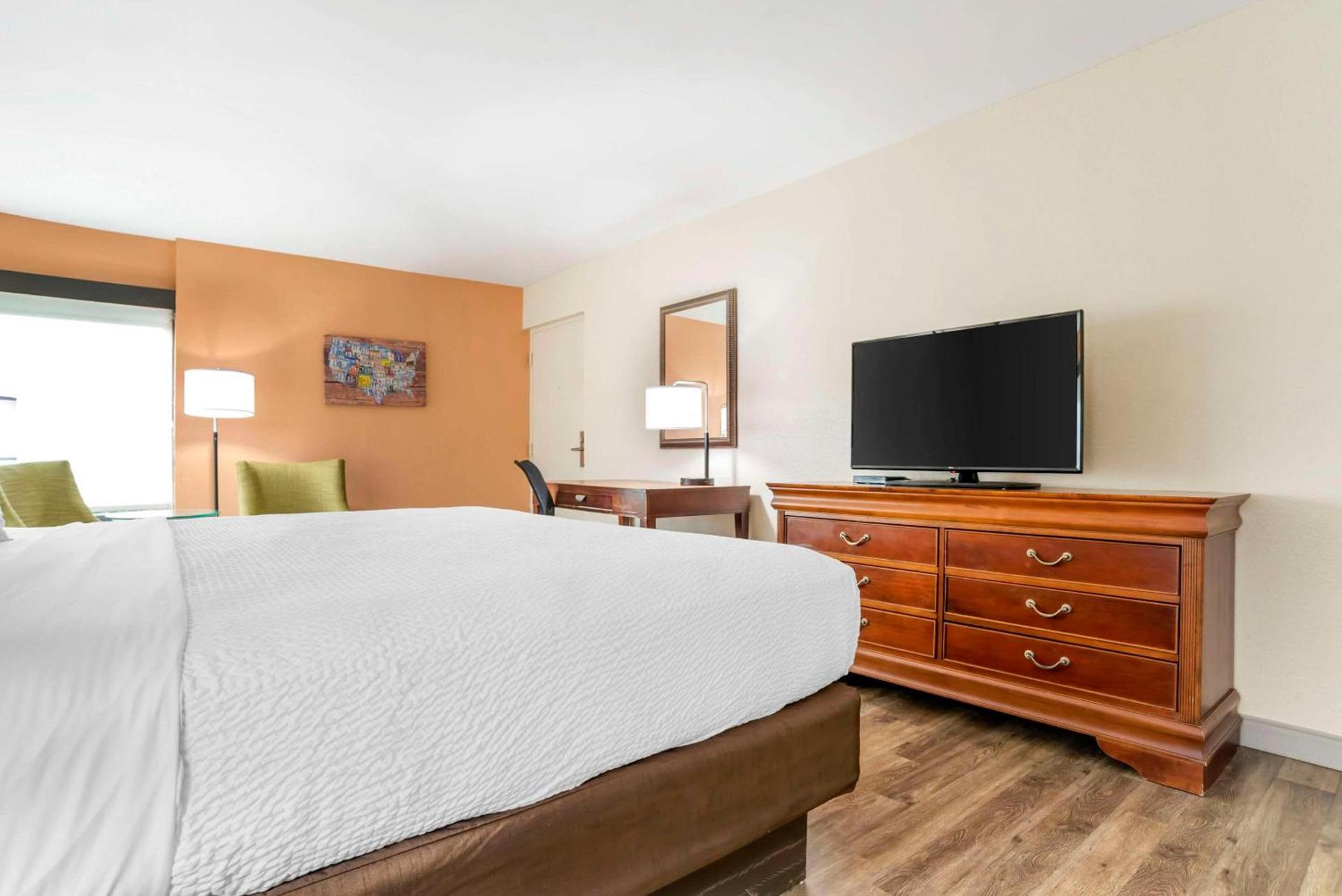 Econo Lodge Moss Point - Pascagoula photo 29