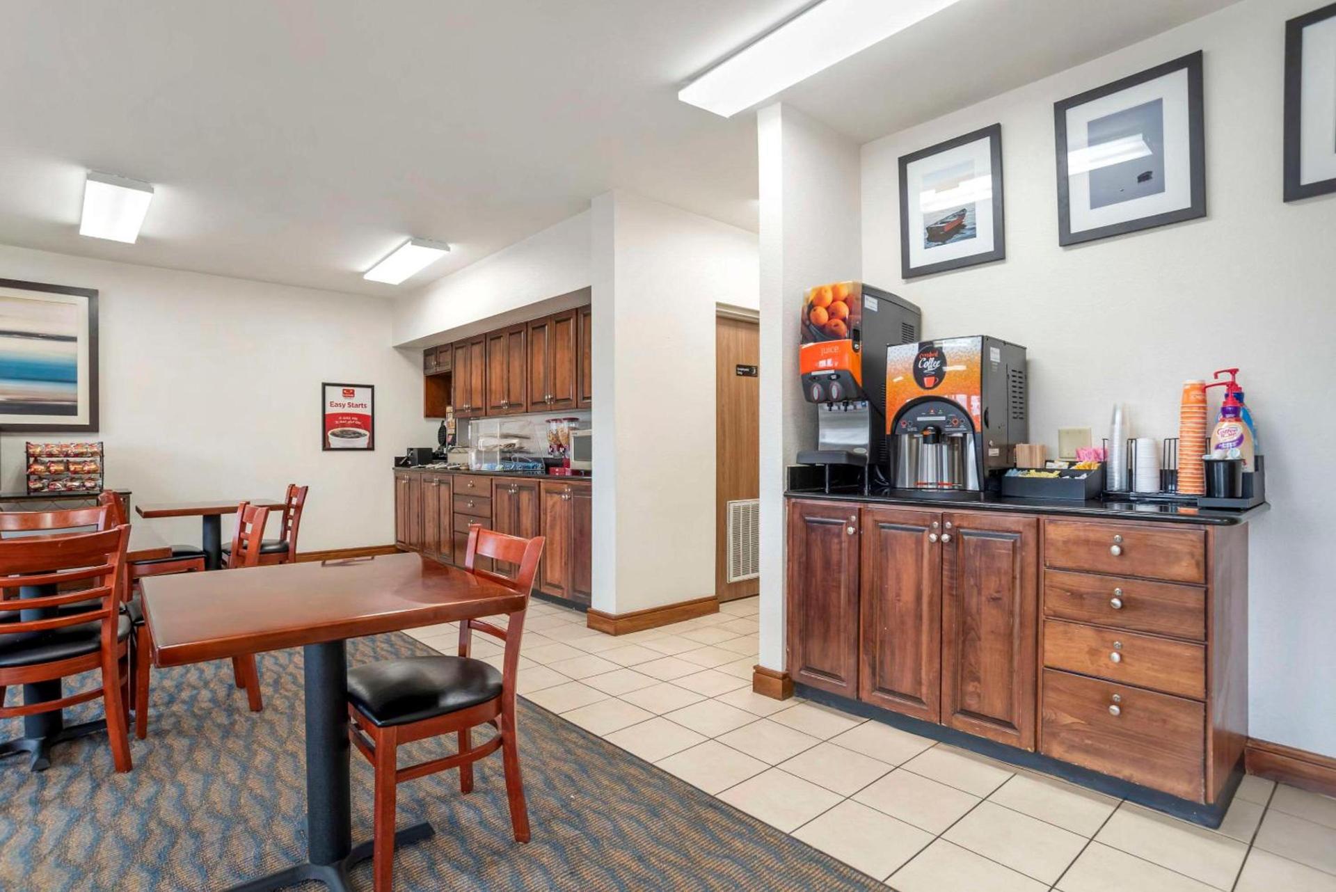 Econo Lodge Moss Point - Pascagoula photo 25