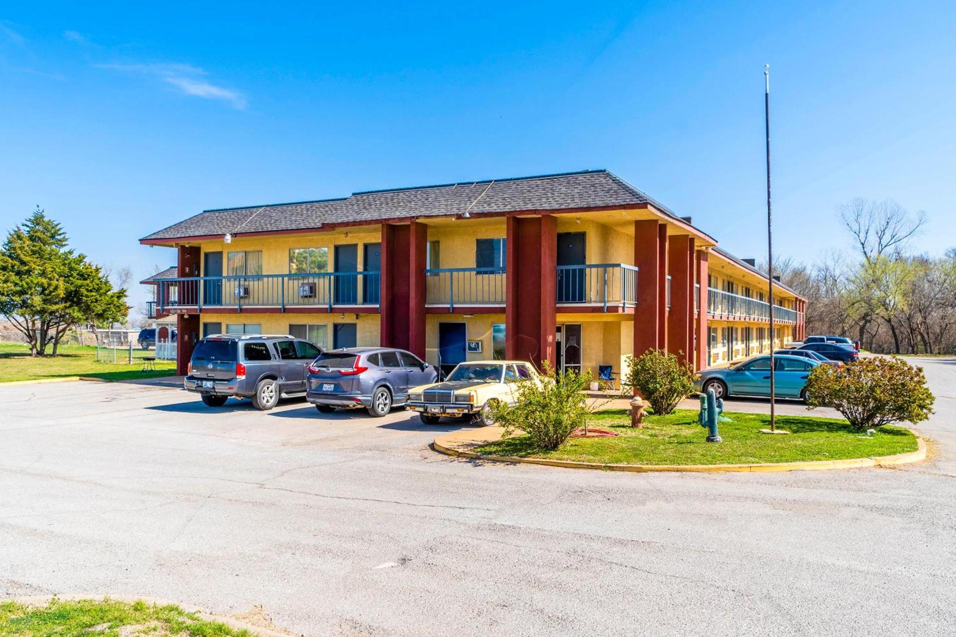 Castle Inn & Suites By OYO Chickasha — hotel in Chickasha
