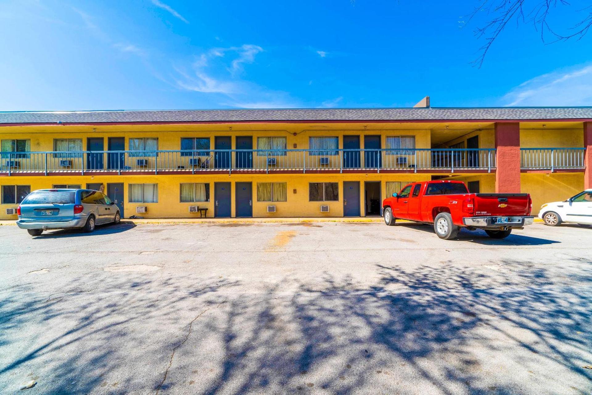 Castle Inn & Suites By OYO Chickasha photo 10