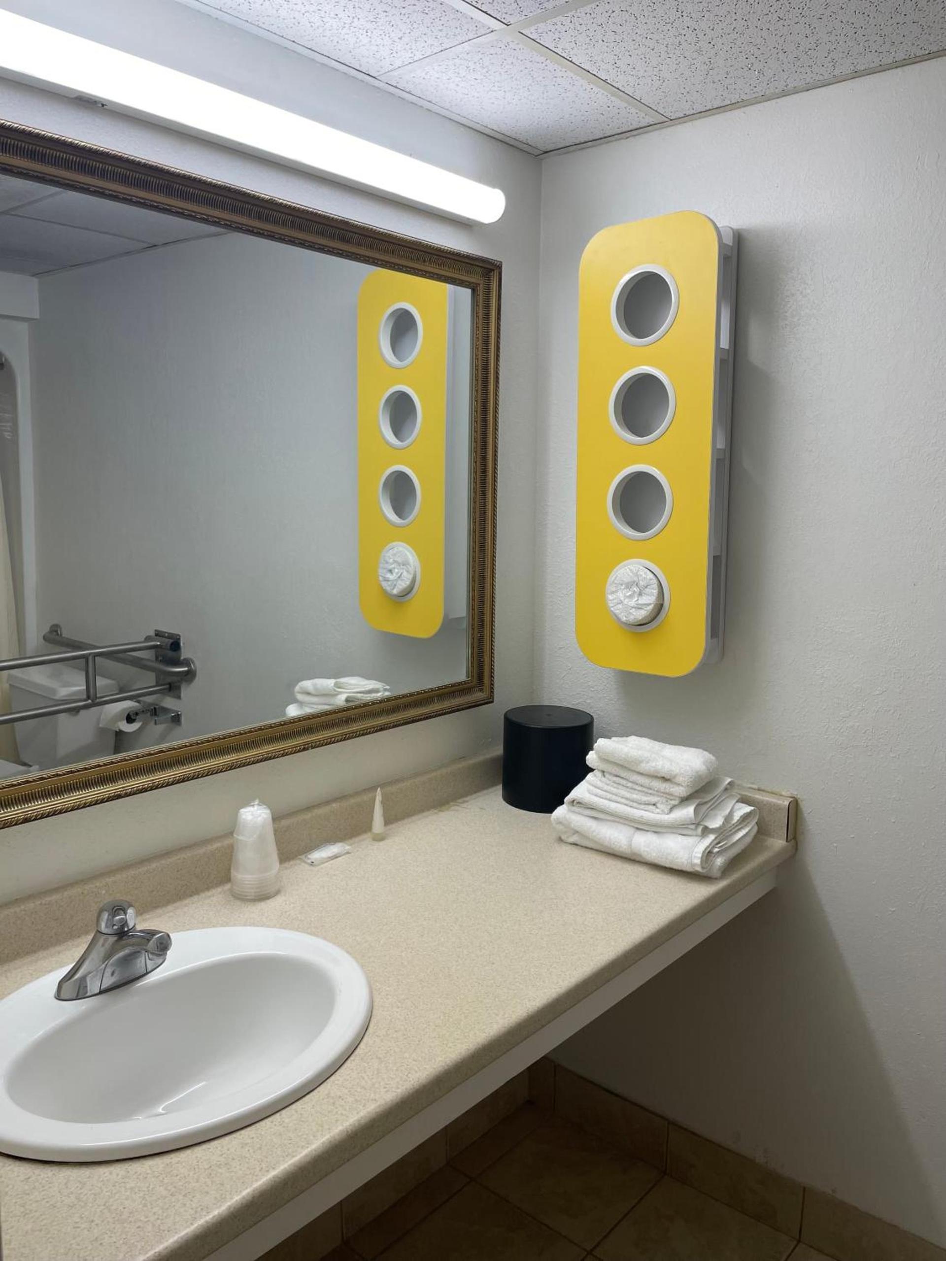 Travelodge by Wyndham Vernon CT photo 8