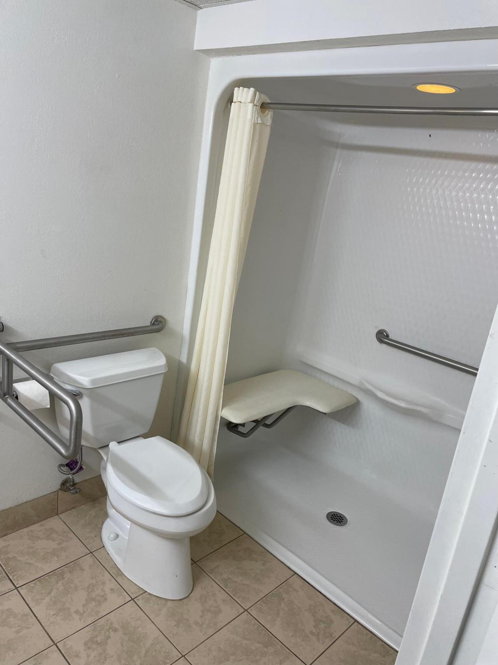Travelodge by Wyndham Vernon CT photo 9