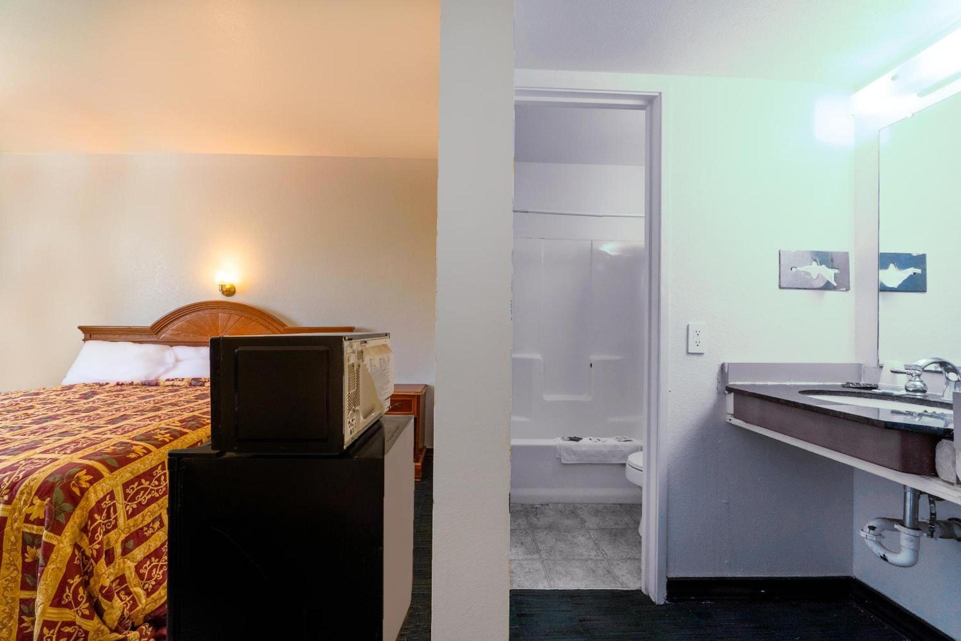 Castle Inn & Suites By OYO Chickasha photo 44