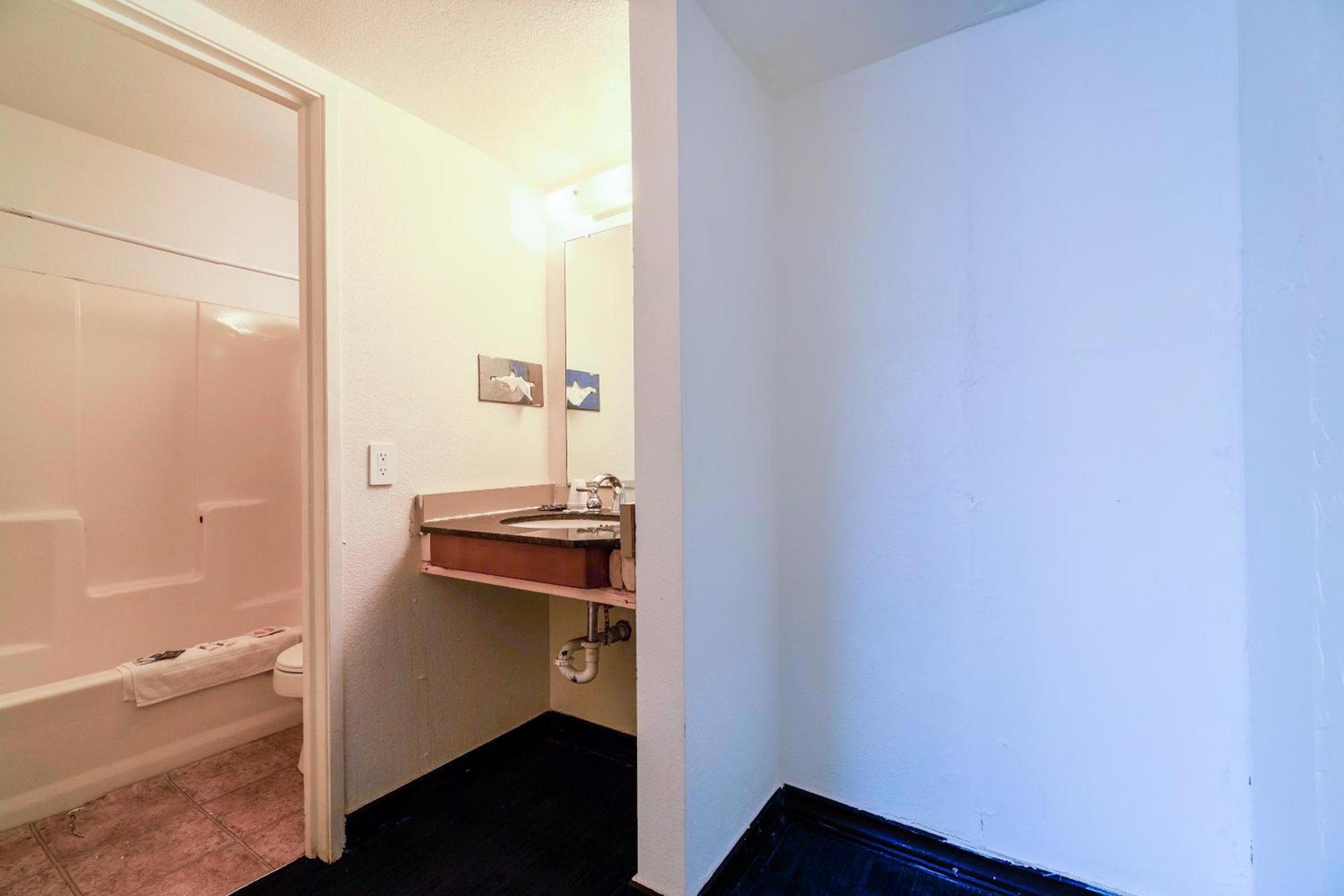 Castle Inn & Suites By OYO Chickasha photo 35