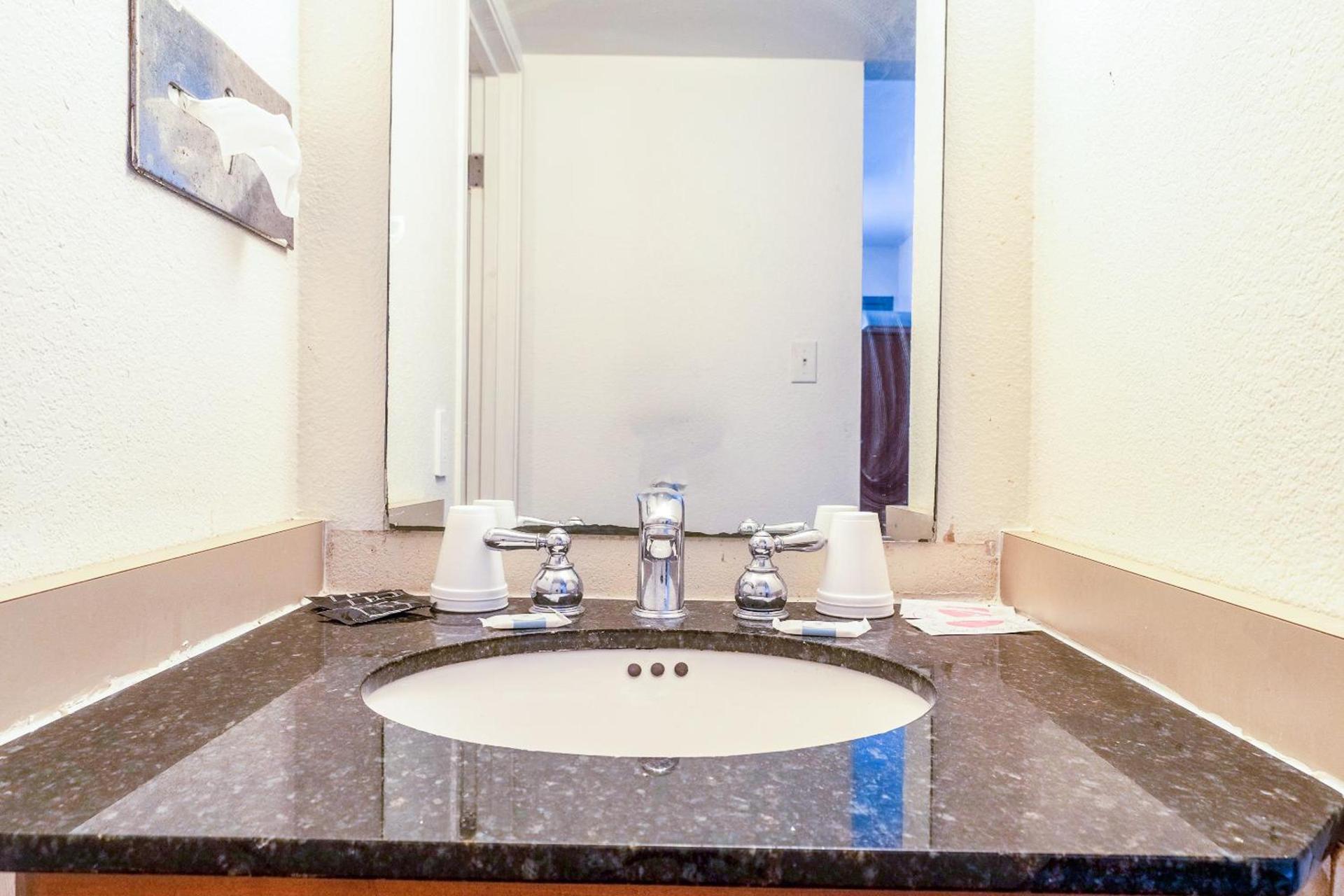 Castle Inn & Suites By OYO Chickasha photo 34
