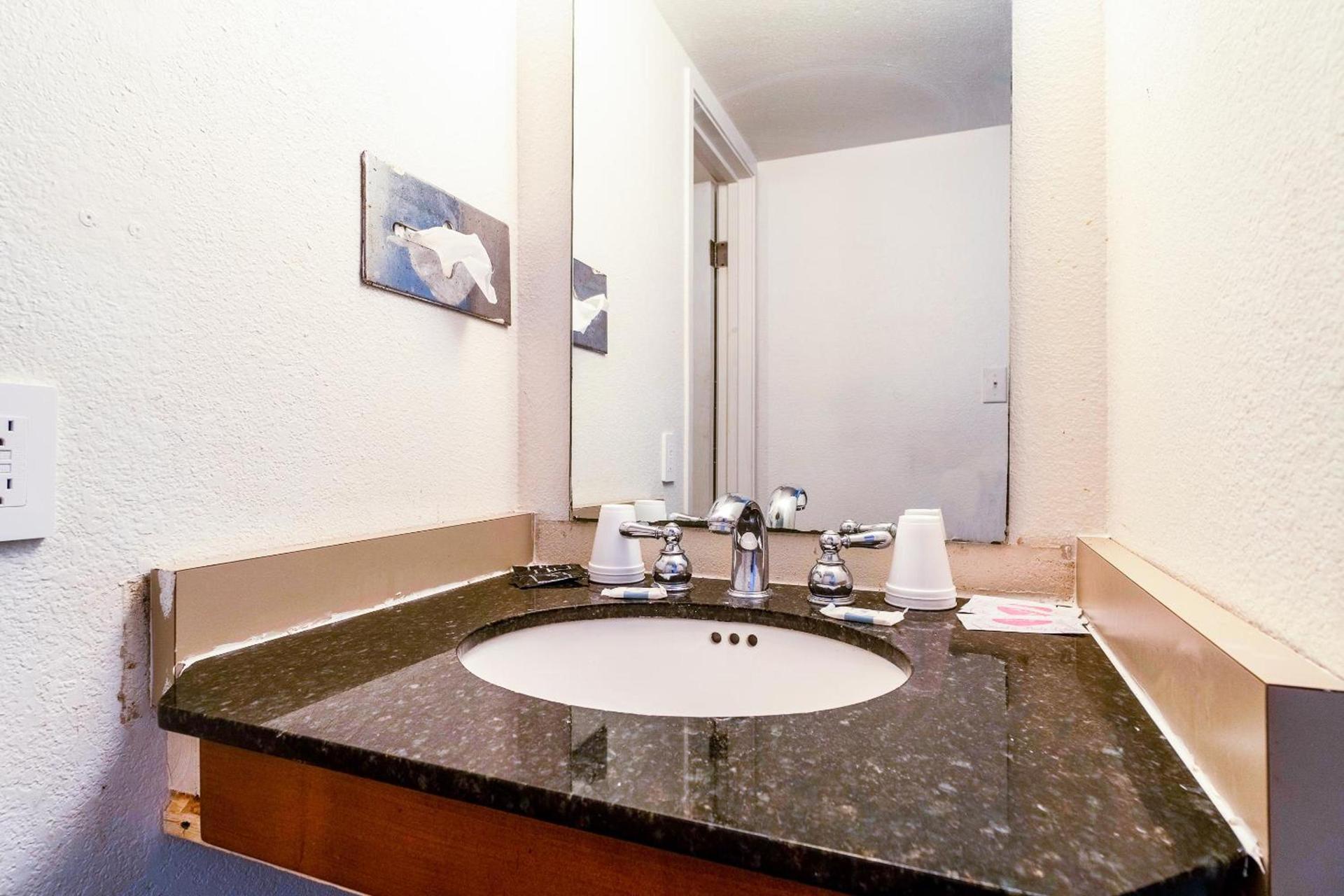 Castle Inn & Suites By OYO Chickasha photo 39