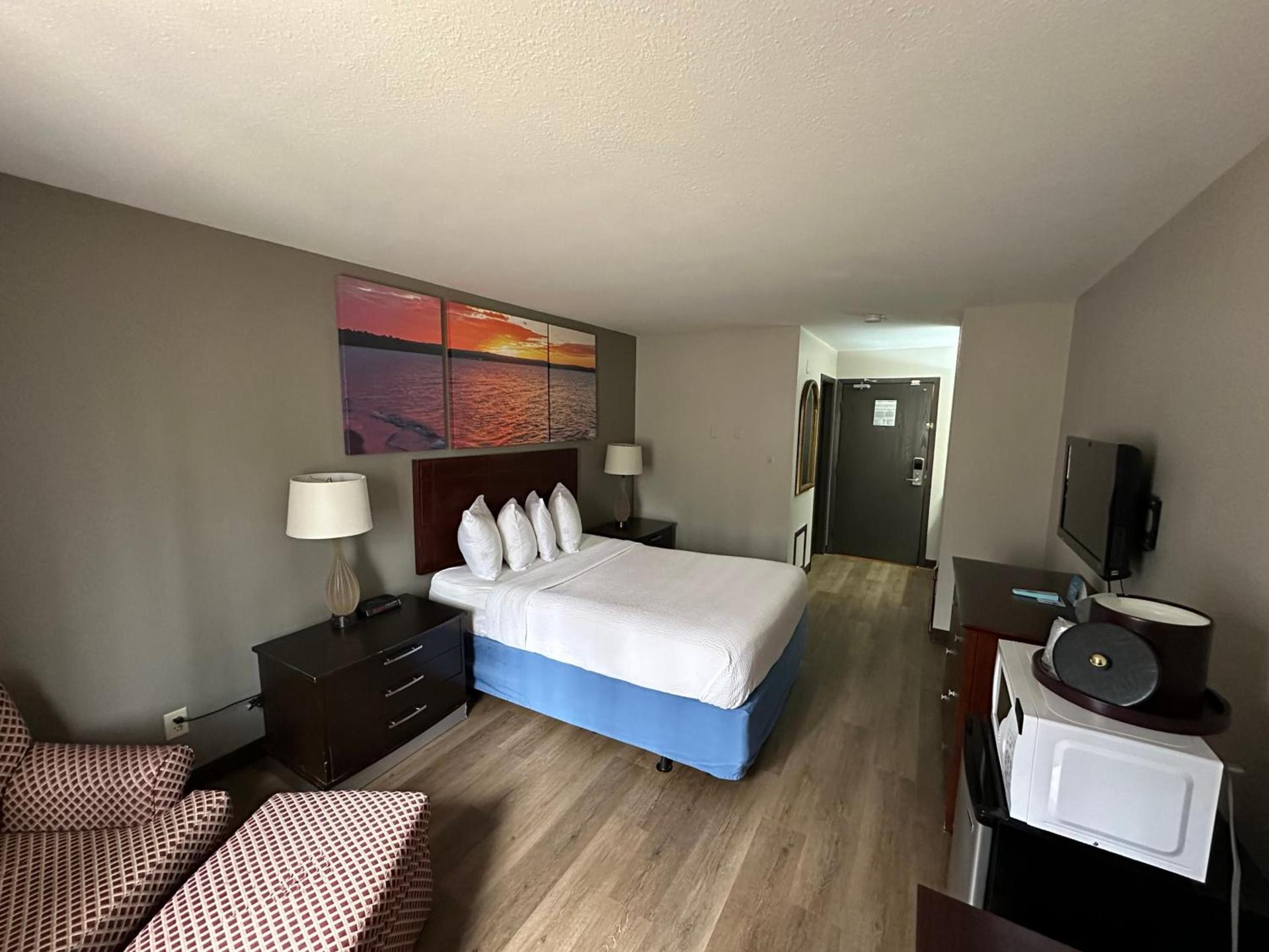 Days Inn & Suites by Wyndham Stevens Point photo 53