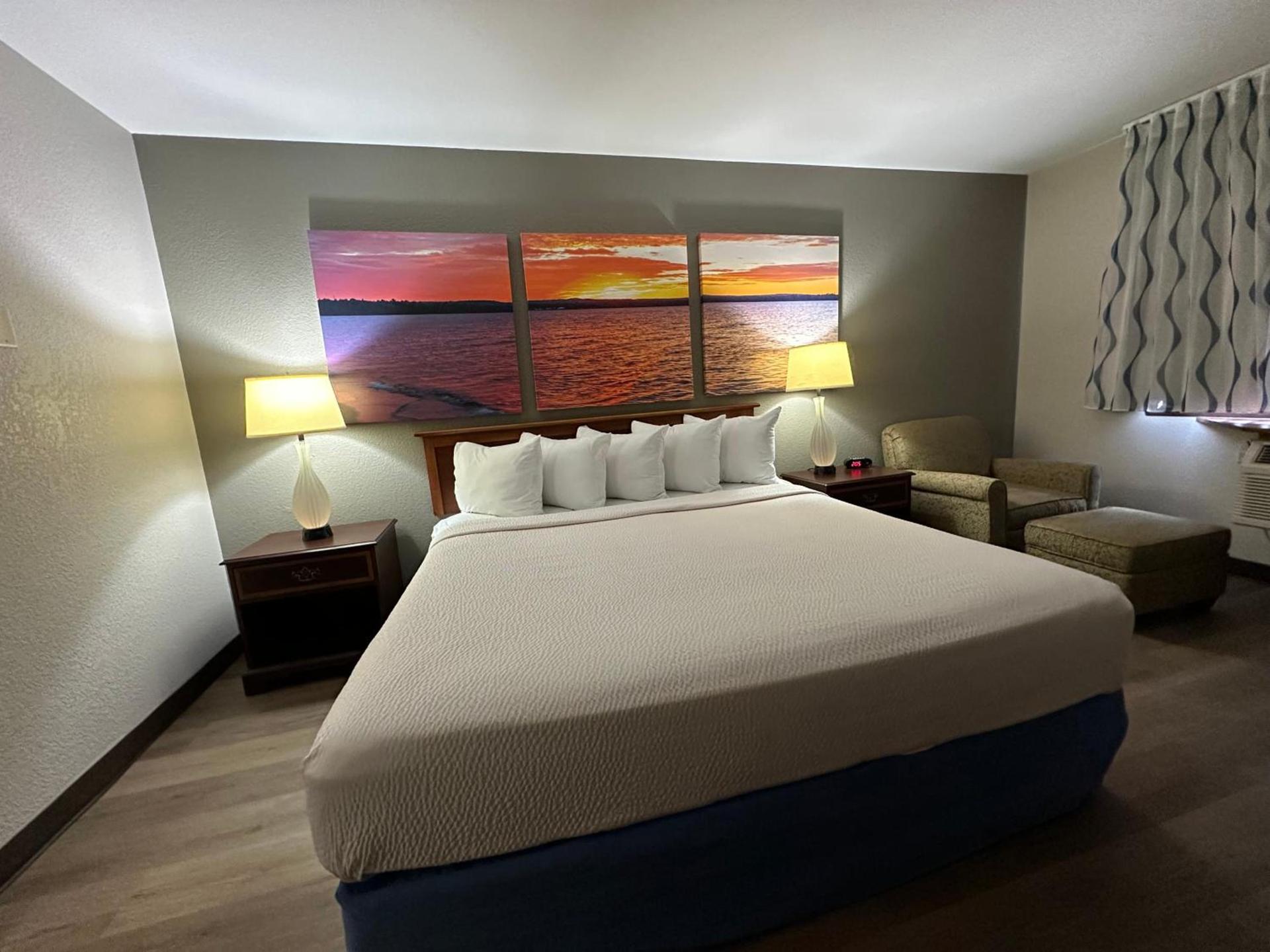 Days Inn & Suites by Wyndham Stevens Point photo 42