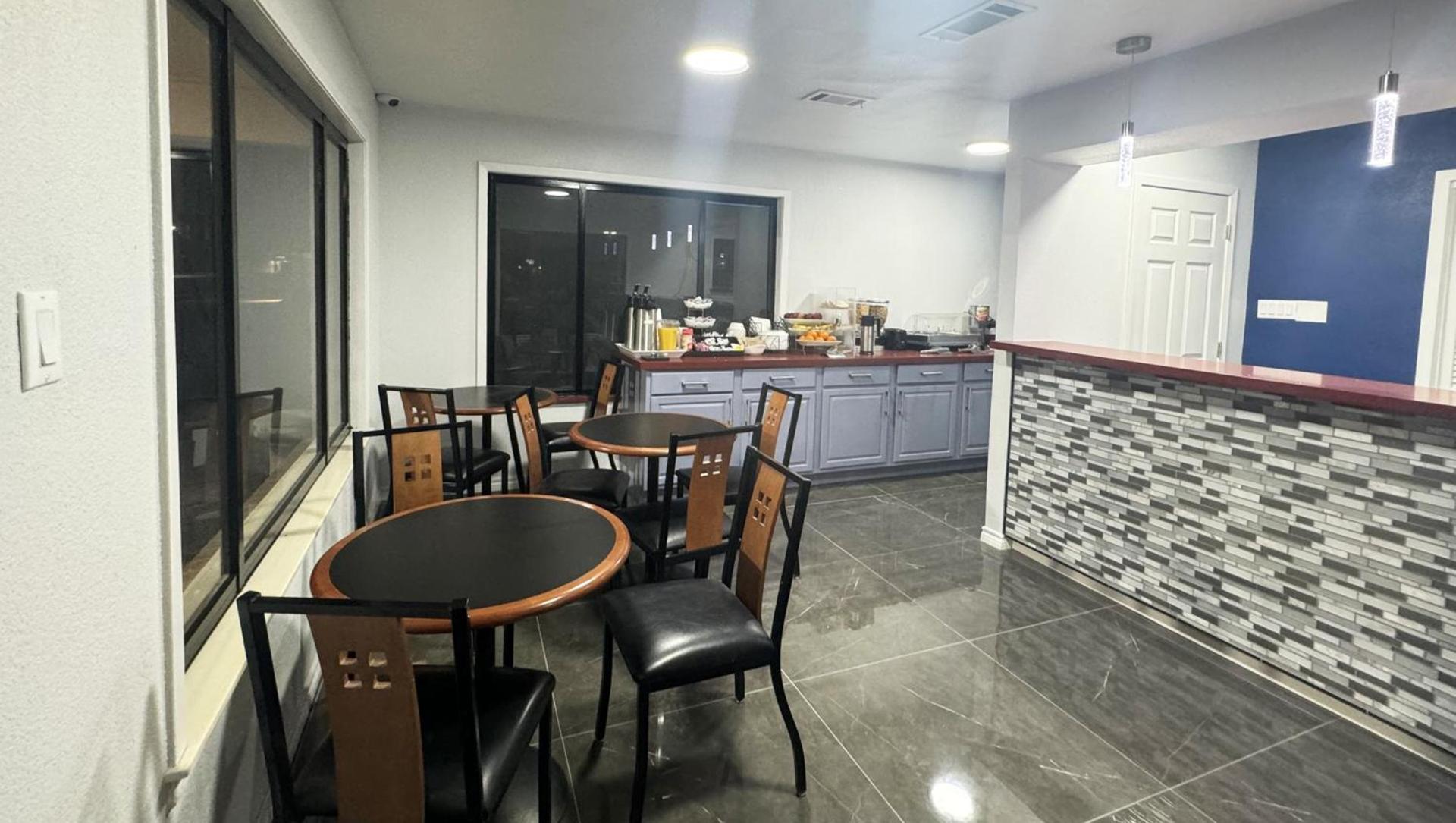 Xecutive Inn and Suites photo 20