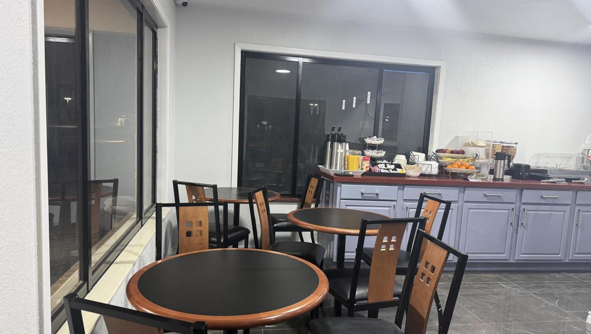 Xecutive Inn and Suites photo 37