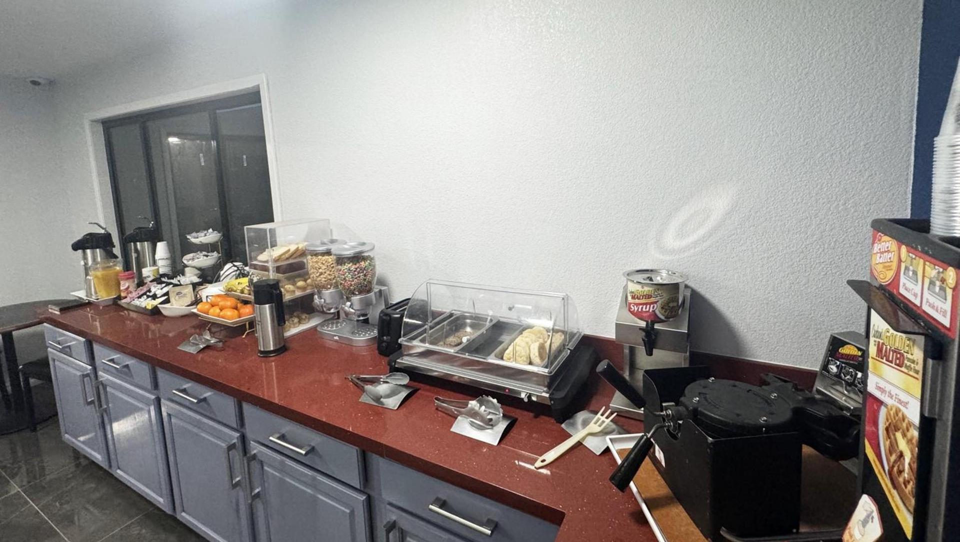 Xecutive Inn and Suites photo 34