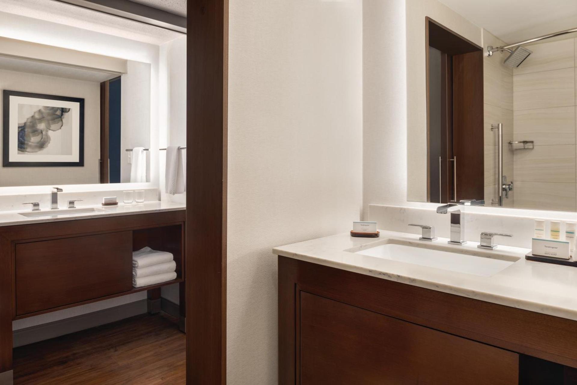 Embassy Suites by Hilton Indianapolis Downtown photo 62