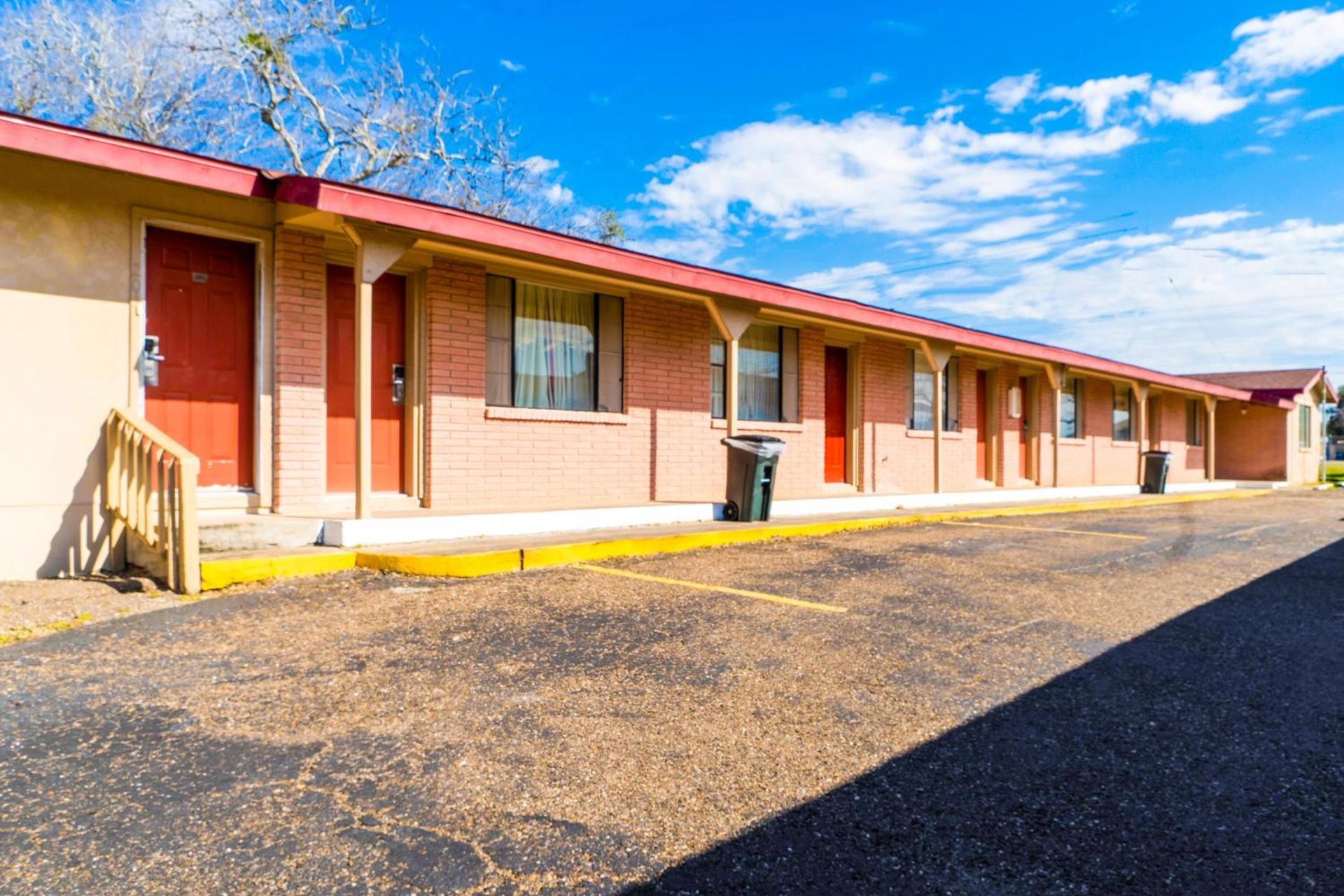 OYO Hotel Beeville -US 181 photo 4