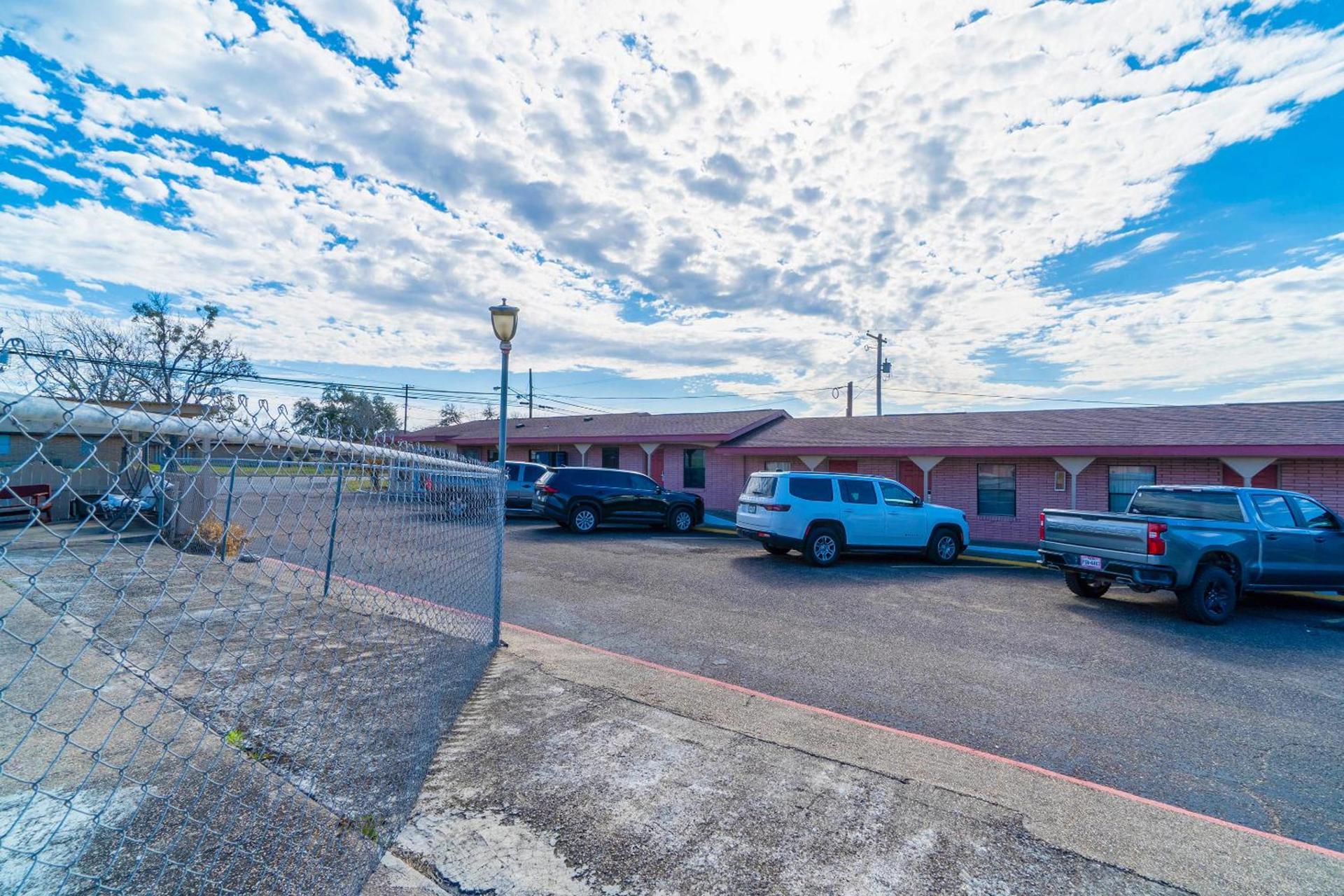 OYO Hotel Beeville -US 181 photo 13