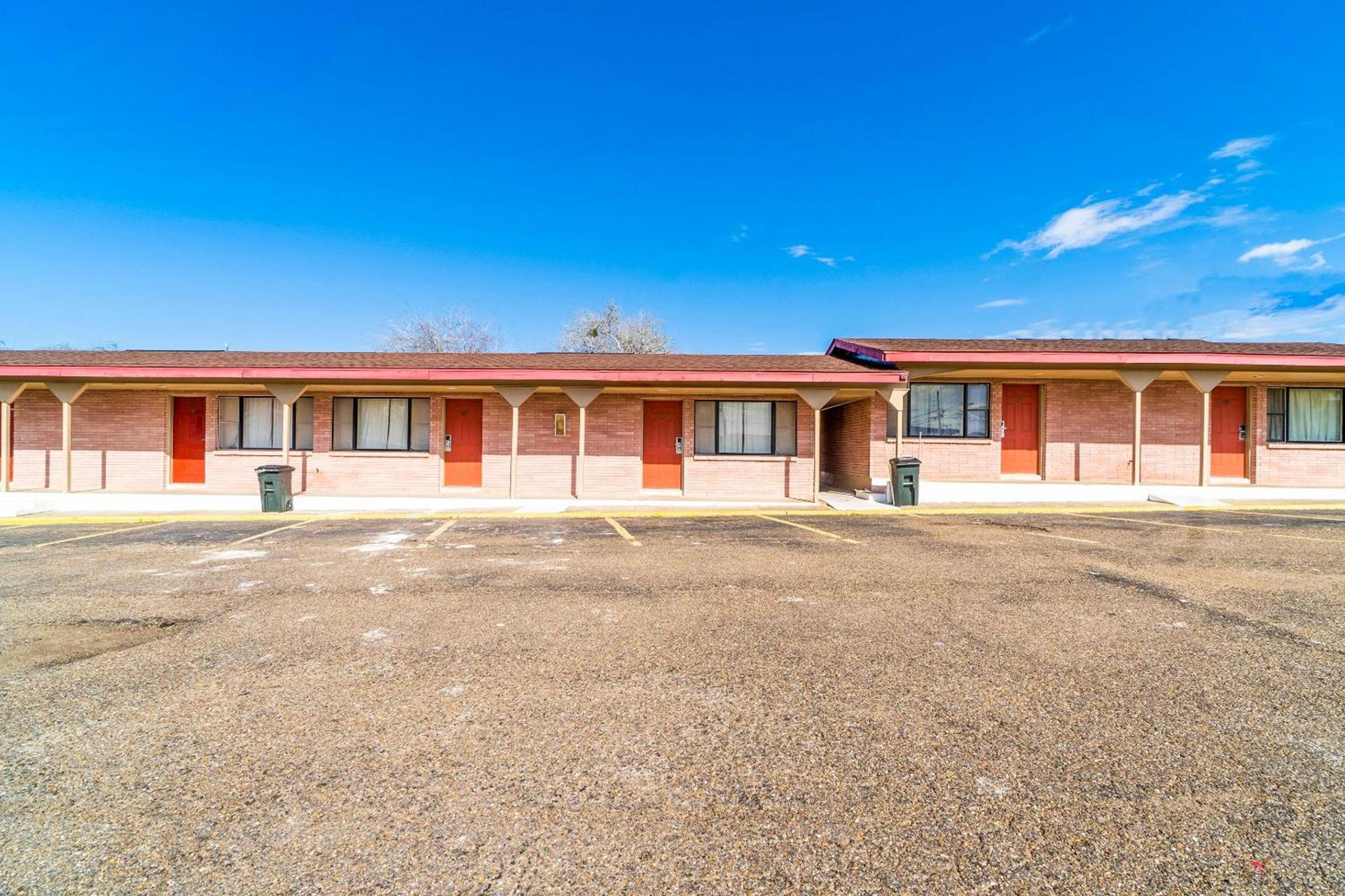 OYO Hotel Beeville -US 181 photo 5