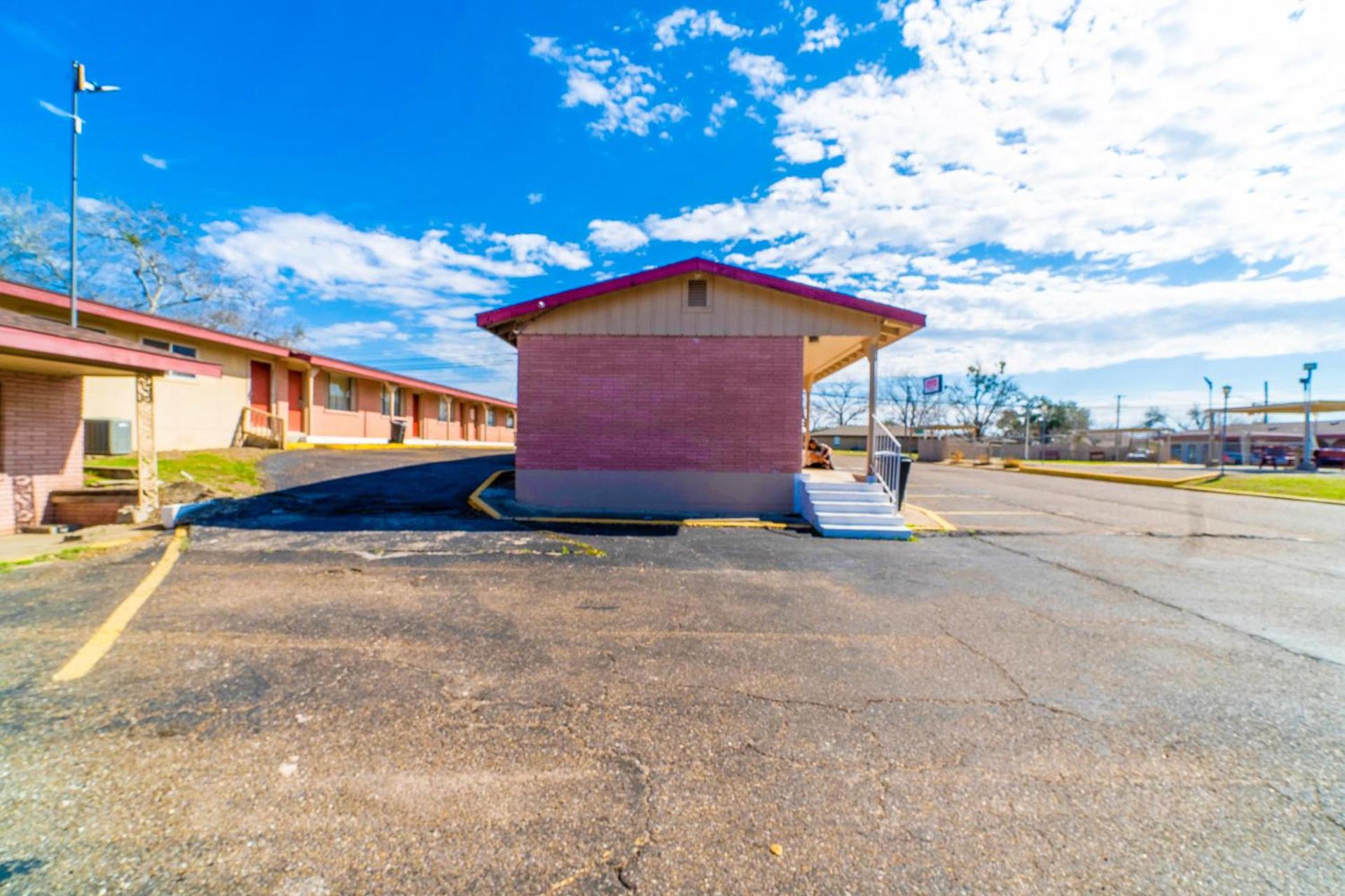 OYO Hotel Beeville -US 181 photo 26