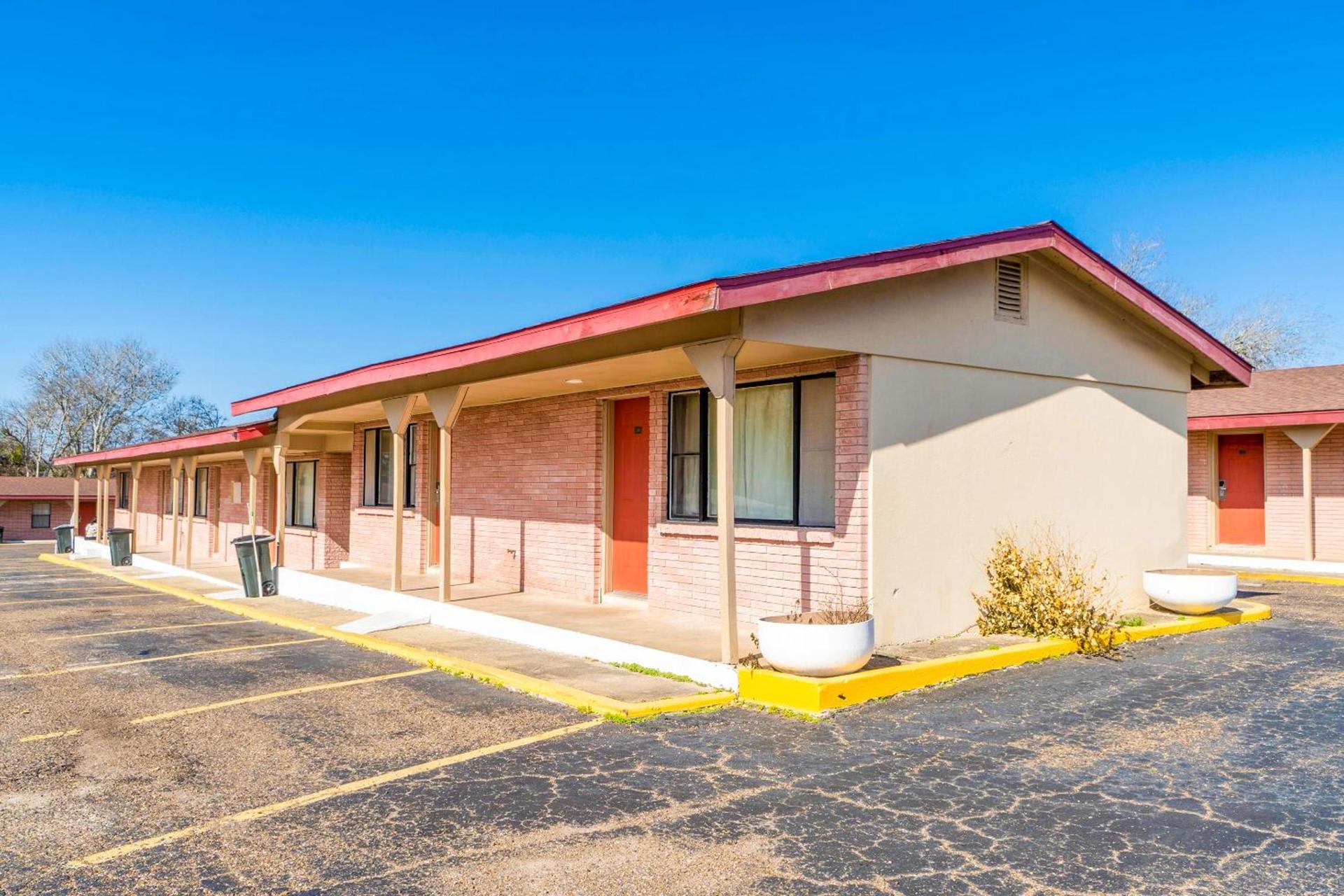 OYO Hotel Beeville -US 181 photo 17