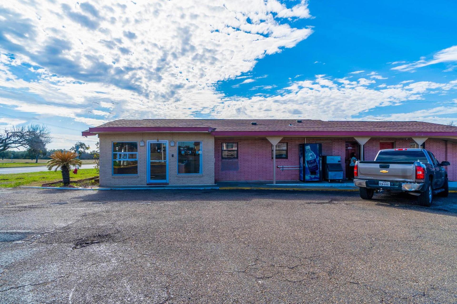 OYO Hotel Beeville -US 181 photo 6
