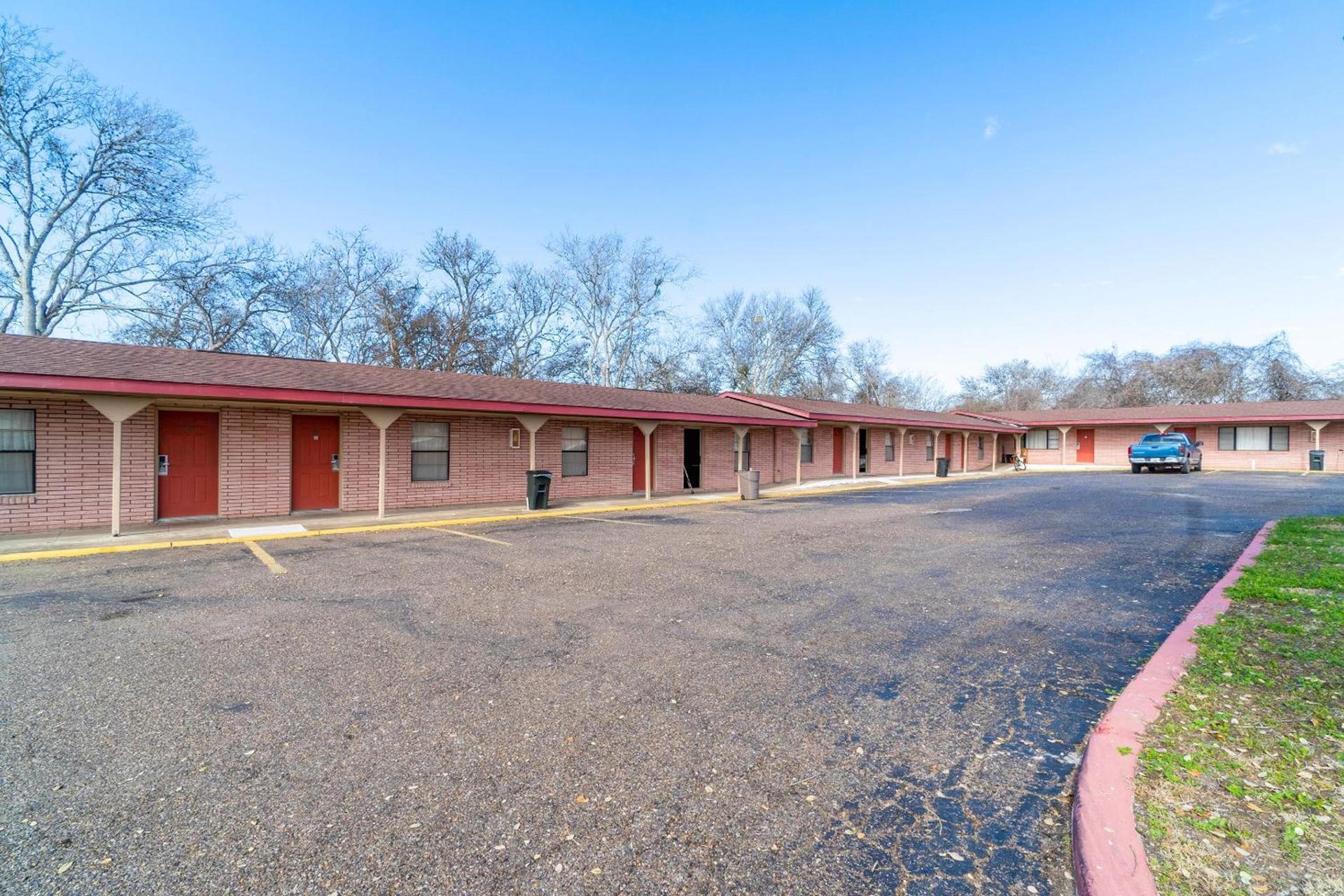 OYO Hotel Beeville -US 181 photo 8