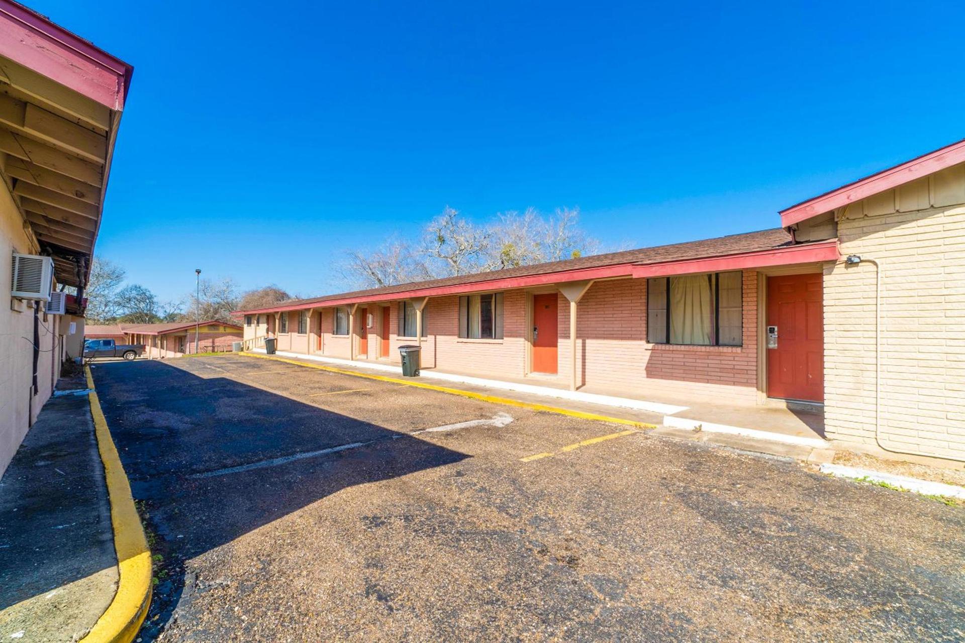 OYO Hotel Beeville -US 181 photo 7