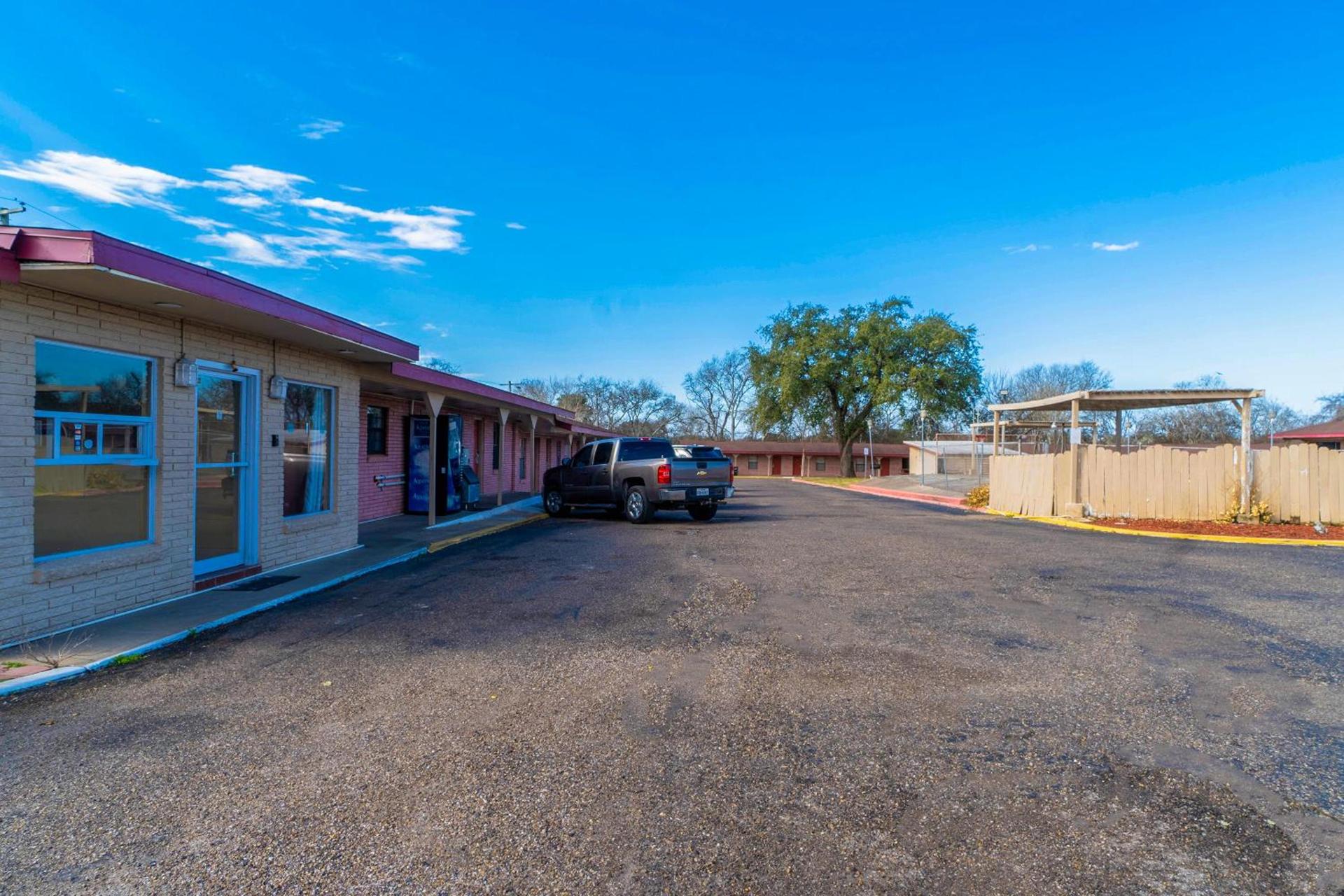 OYO Hotel Beeville -US 181 photo 10