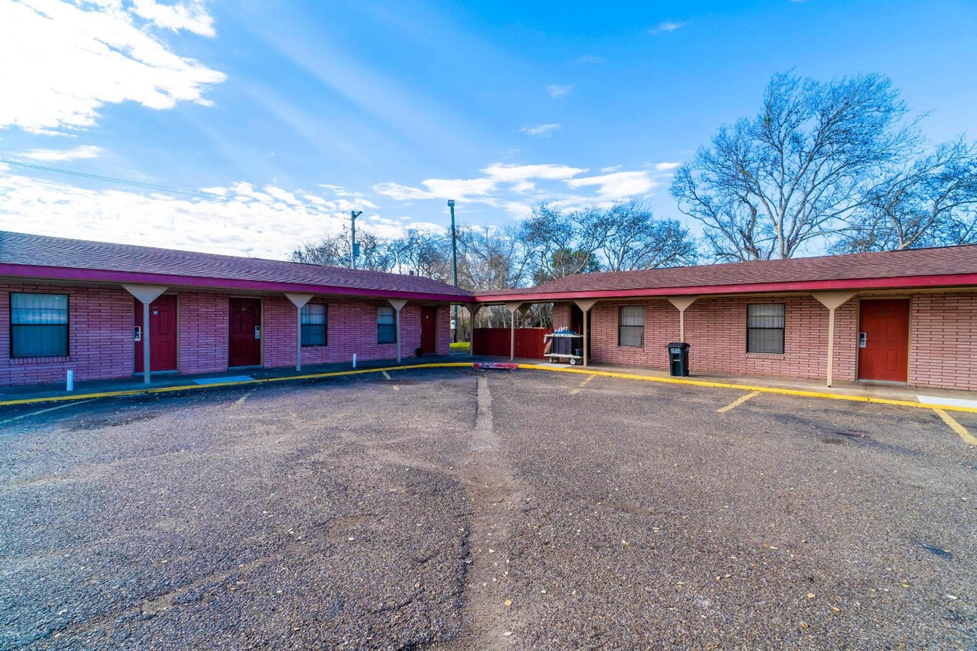 OYO Hotel Beeville -US 181 photo 9