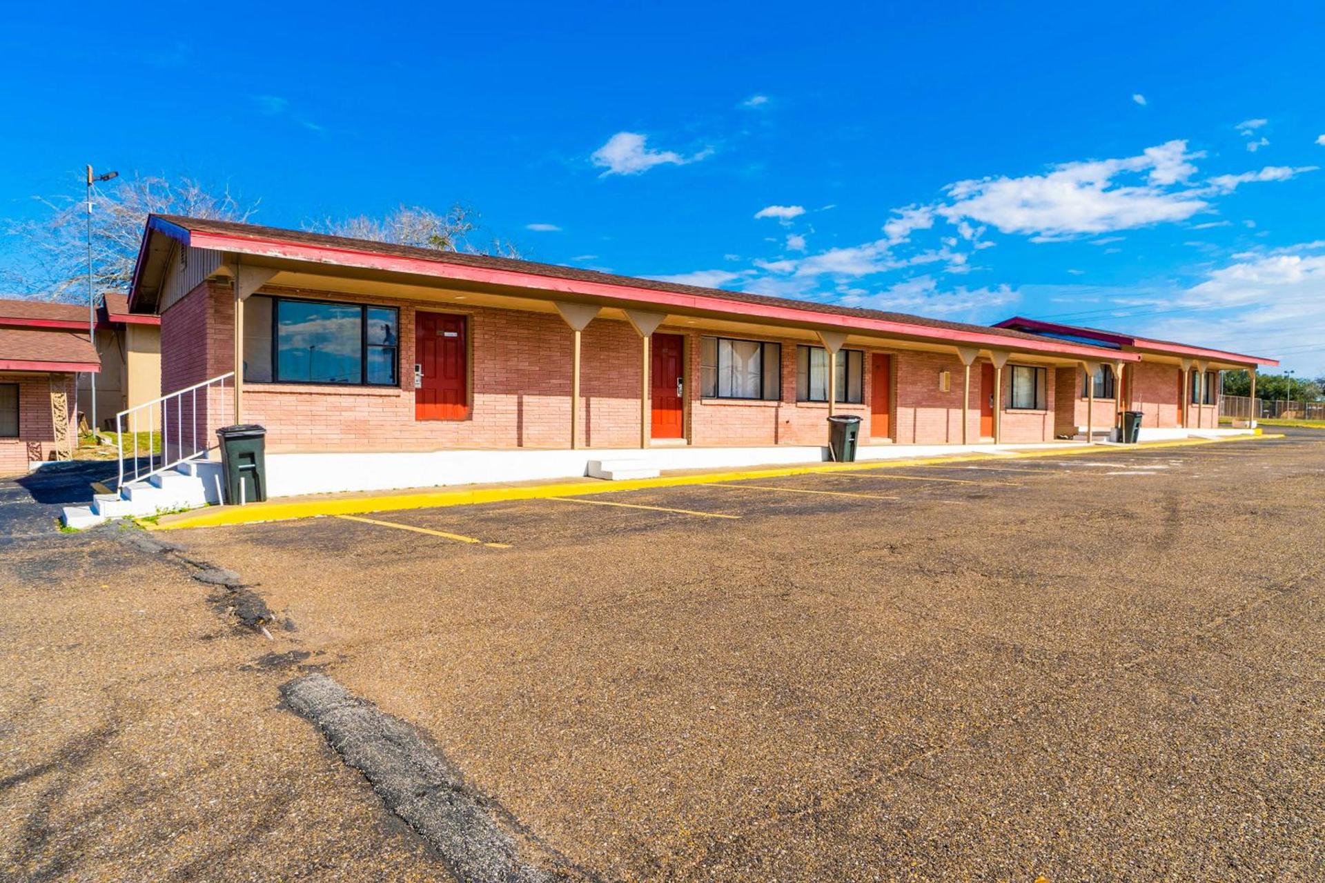OYO Hotel Beeville -US 181 photo 11