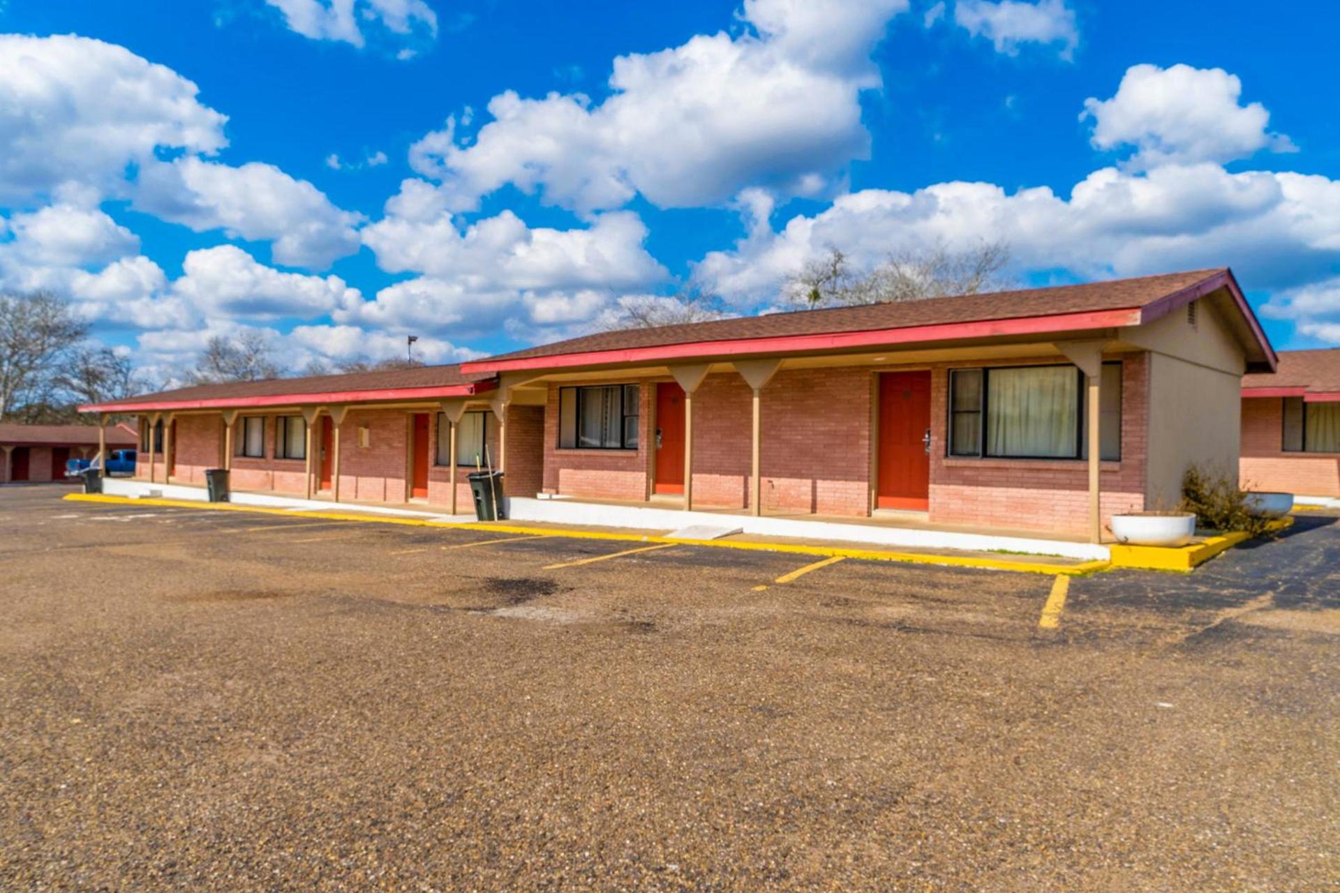 OYO Hotel Beeville -US 181 photo 16