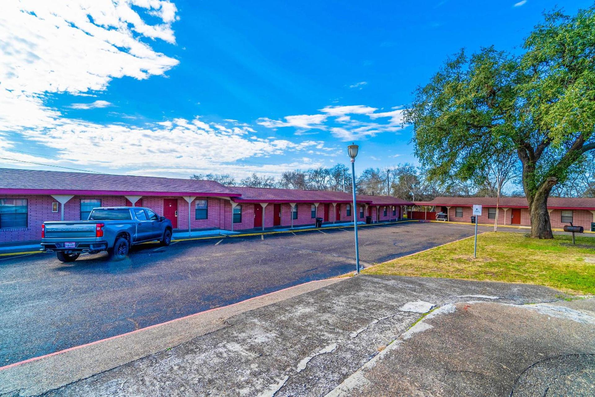 OYO Hotel Beeville -US 181 photo 12