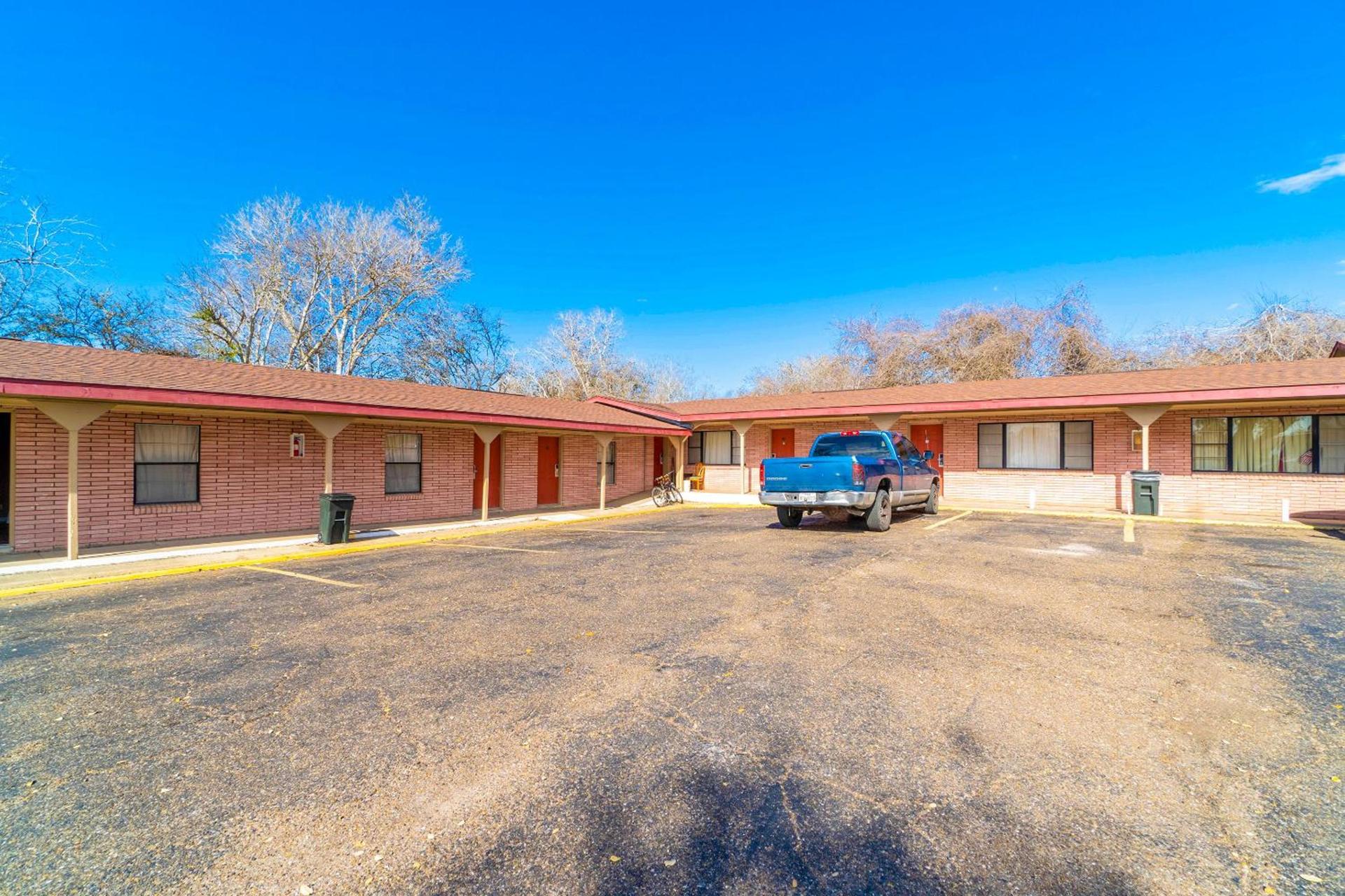 OYO Hotel Beeville -US 181 photo 14