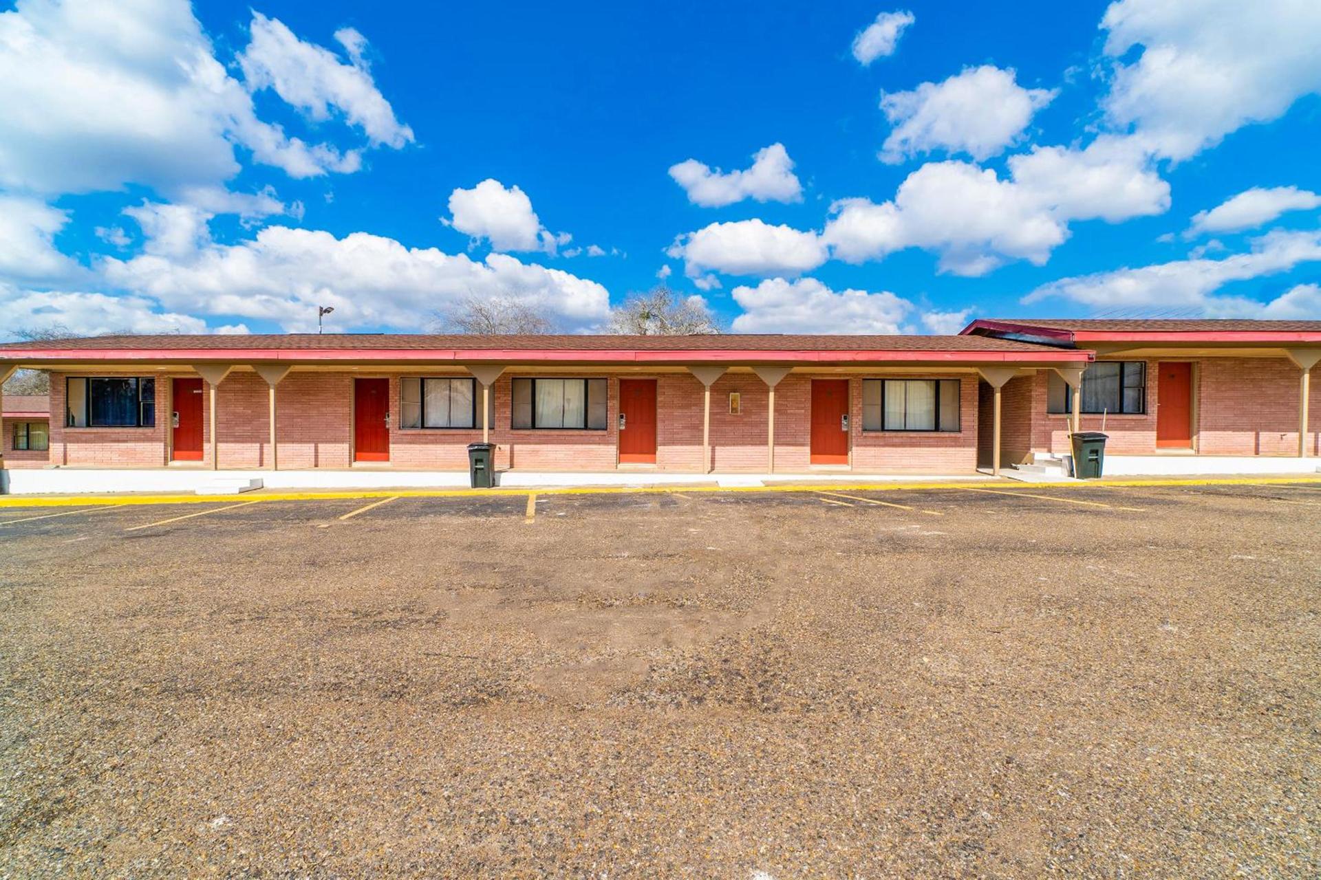 OYO Hotel Beeville -US 181 photo 24
