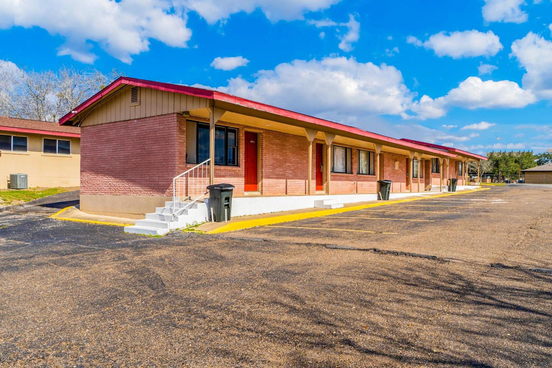 OYO Hotel Beeville -US 181 photo 23