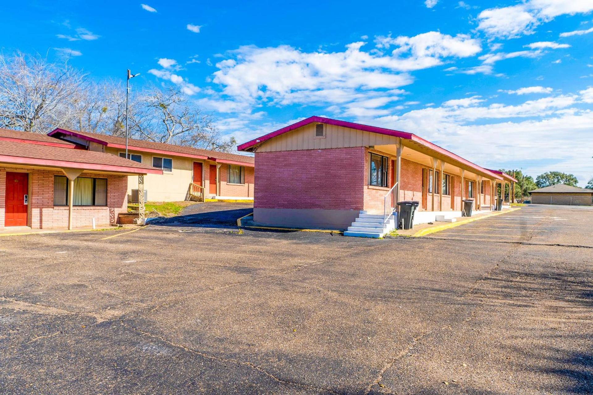 OYO Hotel Beeville -US 181 photo 20