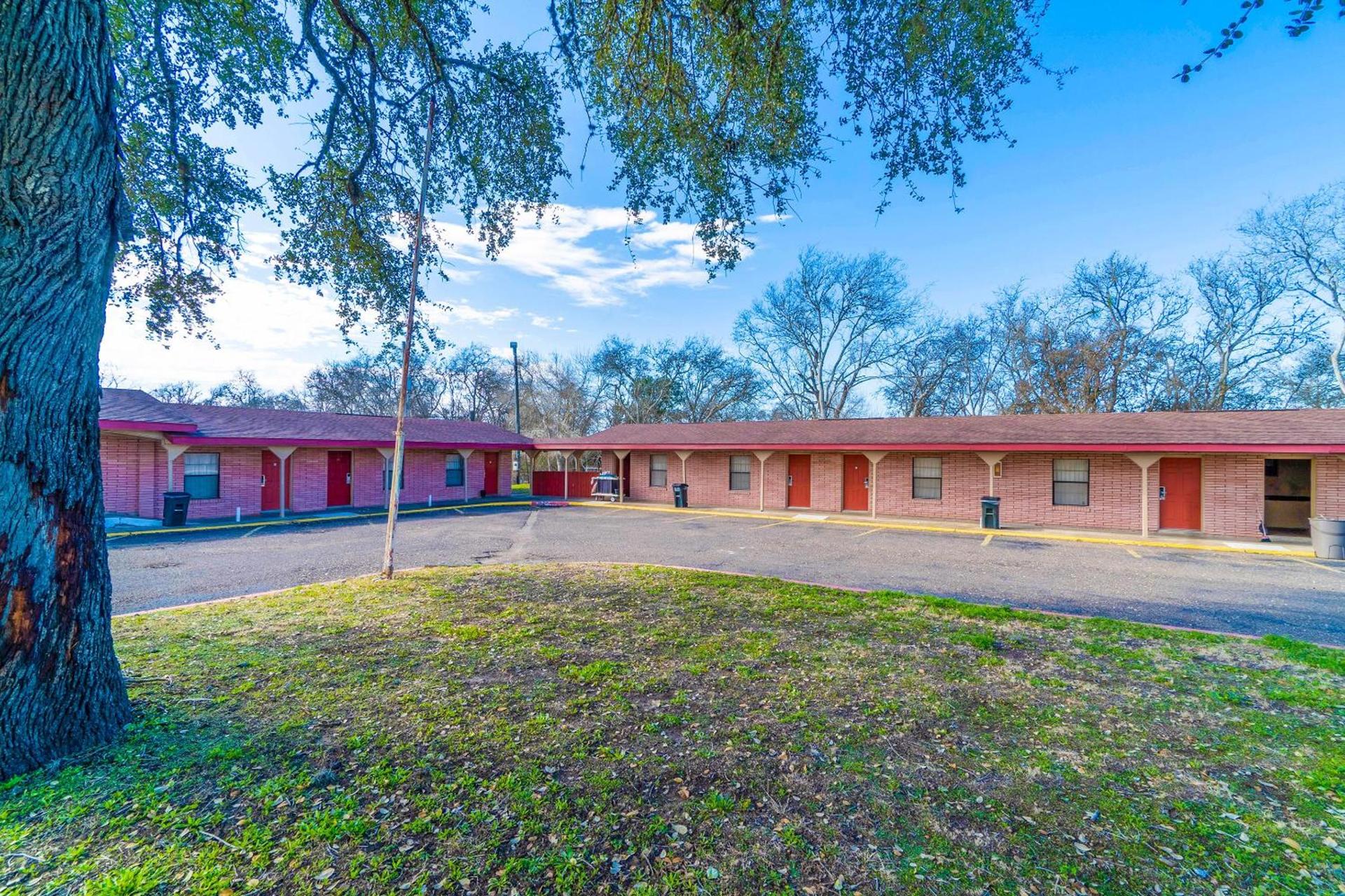 OYO Hotel Beeville -US 181 photo 21