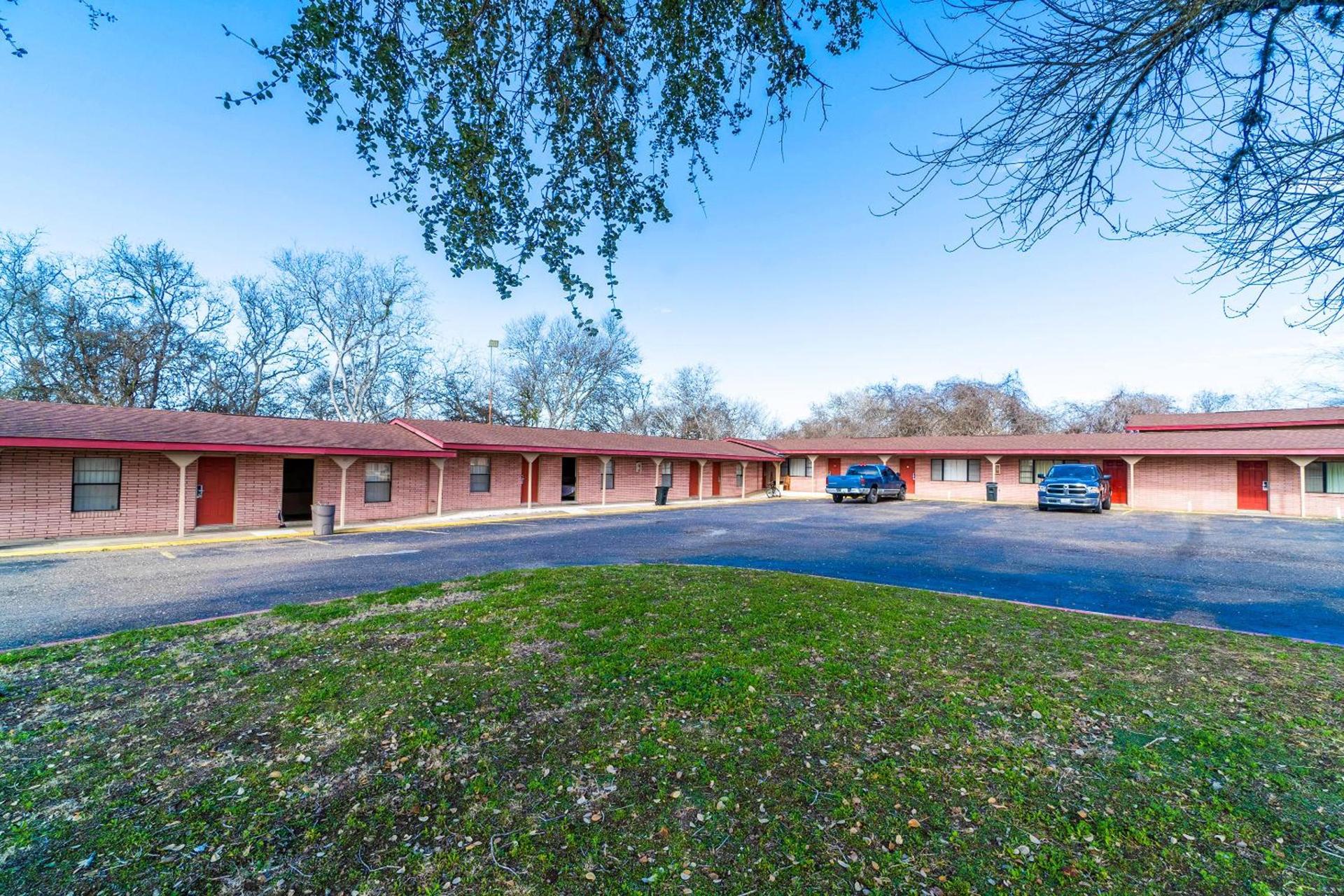 OYO Hotel Beeville -US 181 photo 19