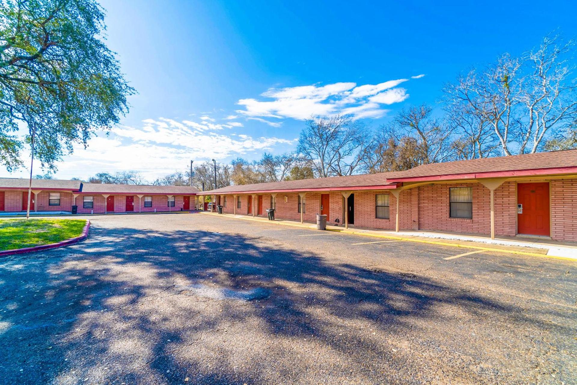 OYO Hotel Beeville -US 181 photo 25