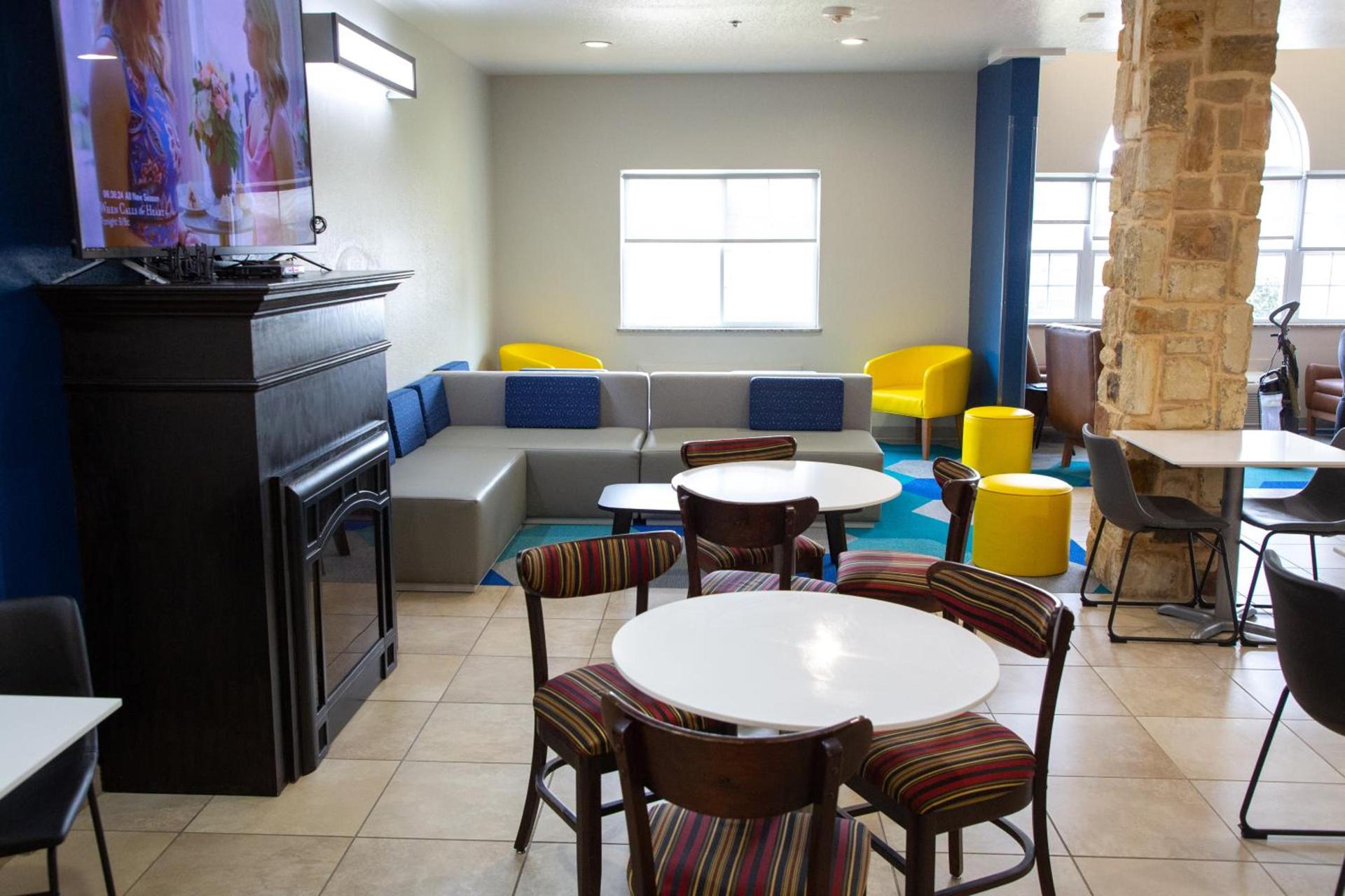 Microtel Inn & Suites by Wyndham Searcy photo 14