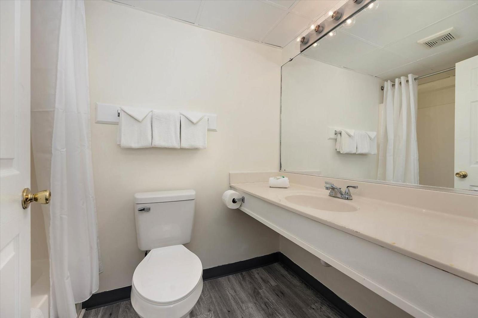 Eden Roc Motel photo 31
