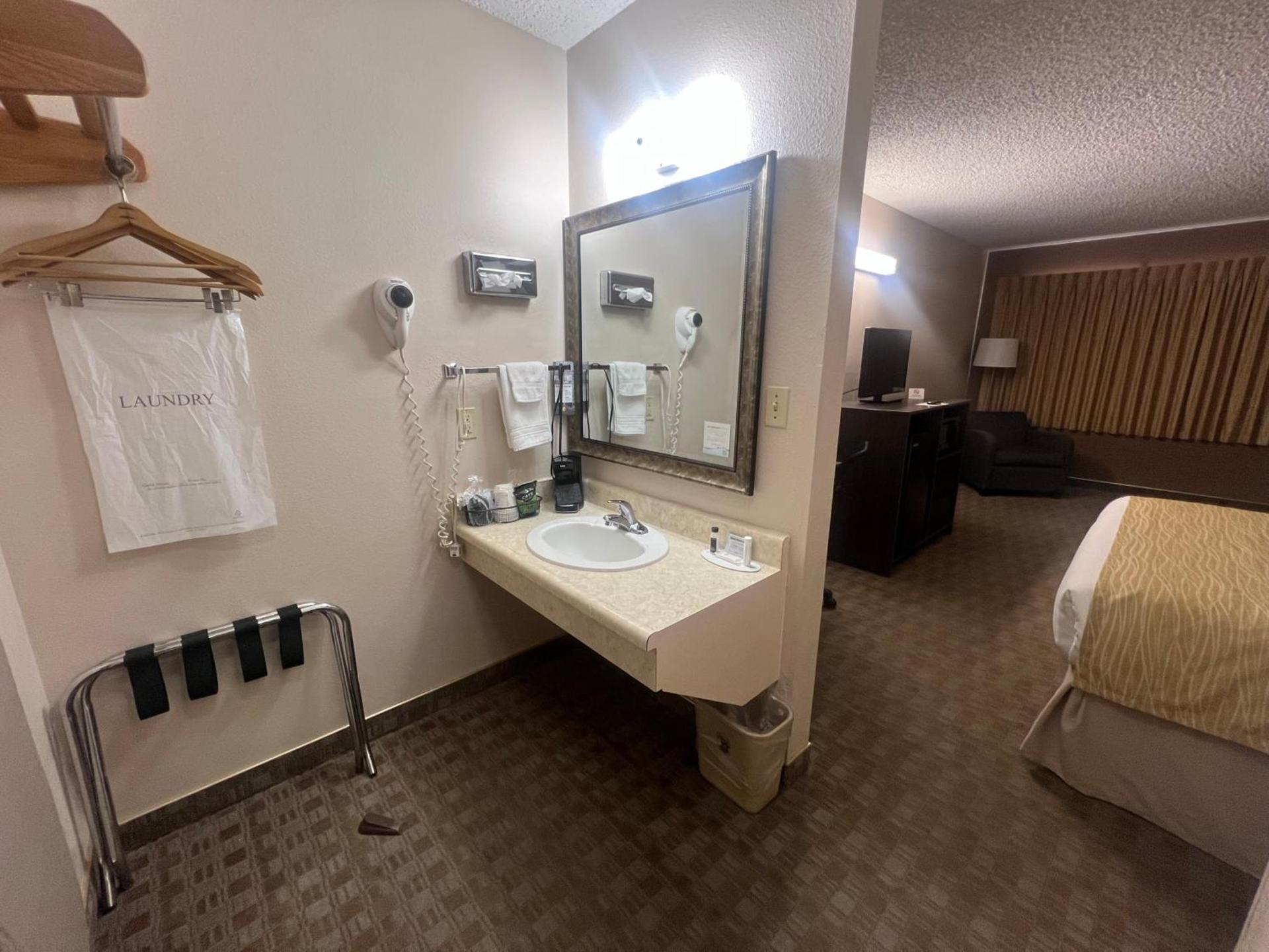 Super 8 by Wyndham Sturgis photo 31