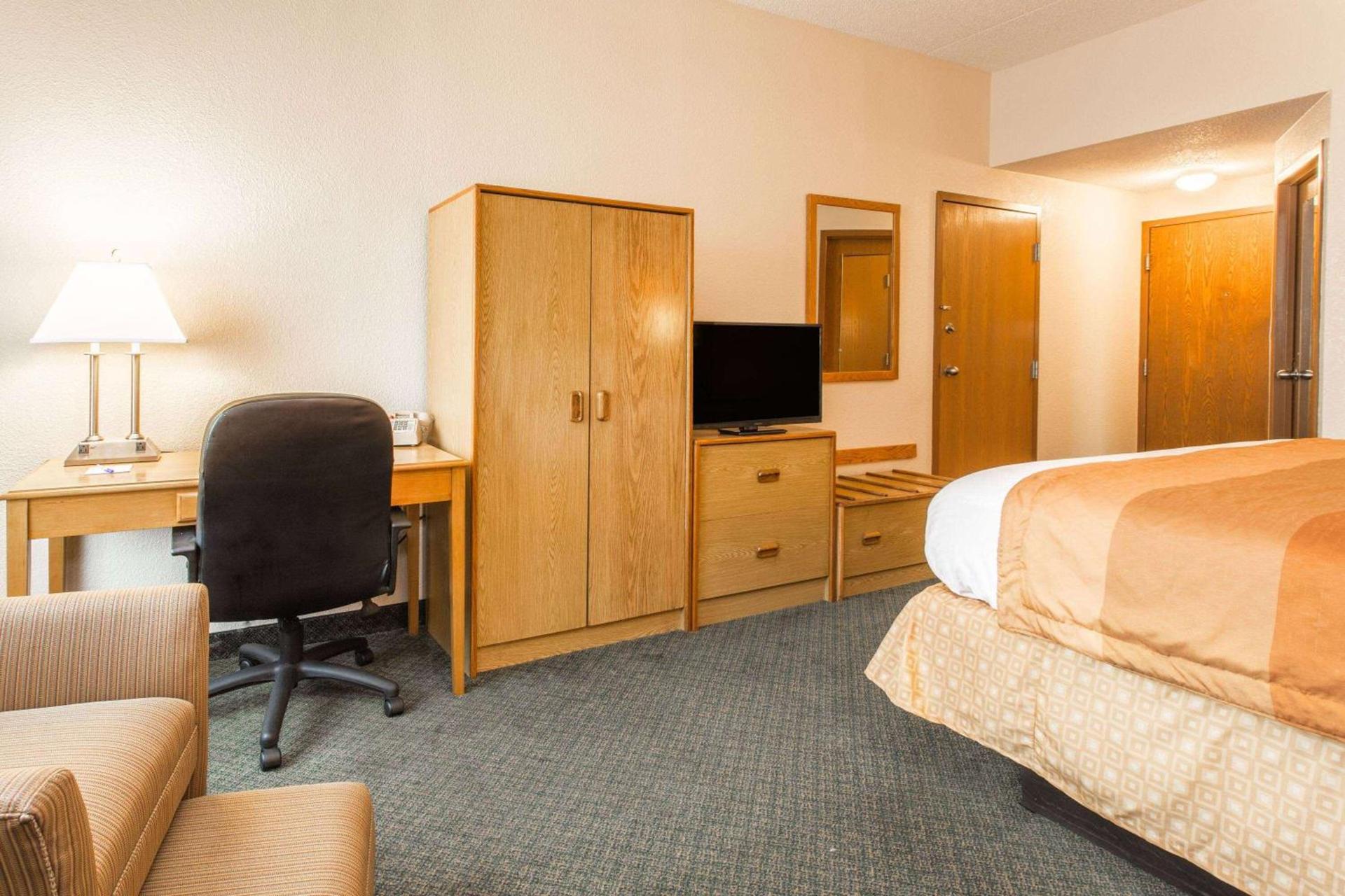 Baymont by Wyndham Cincinnati Sharonville photo 6