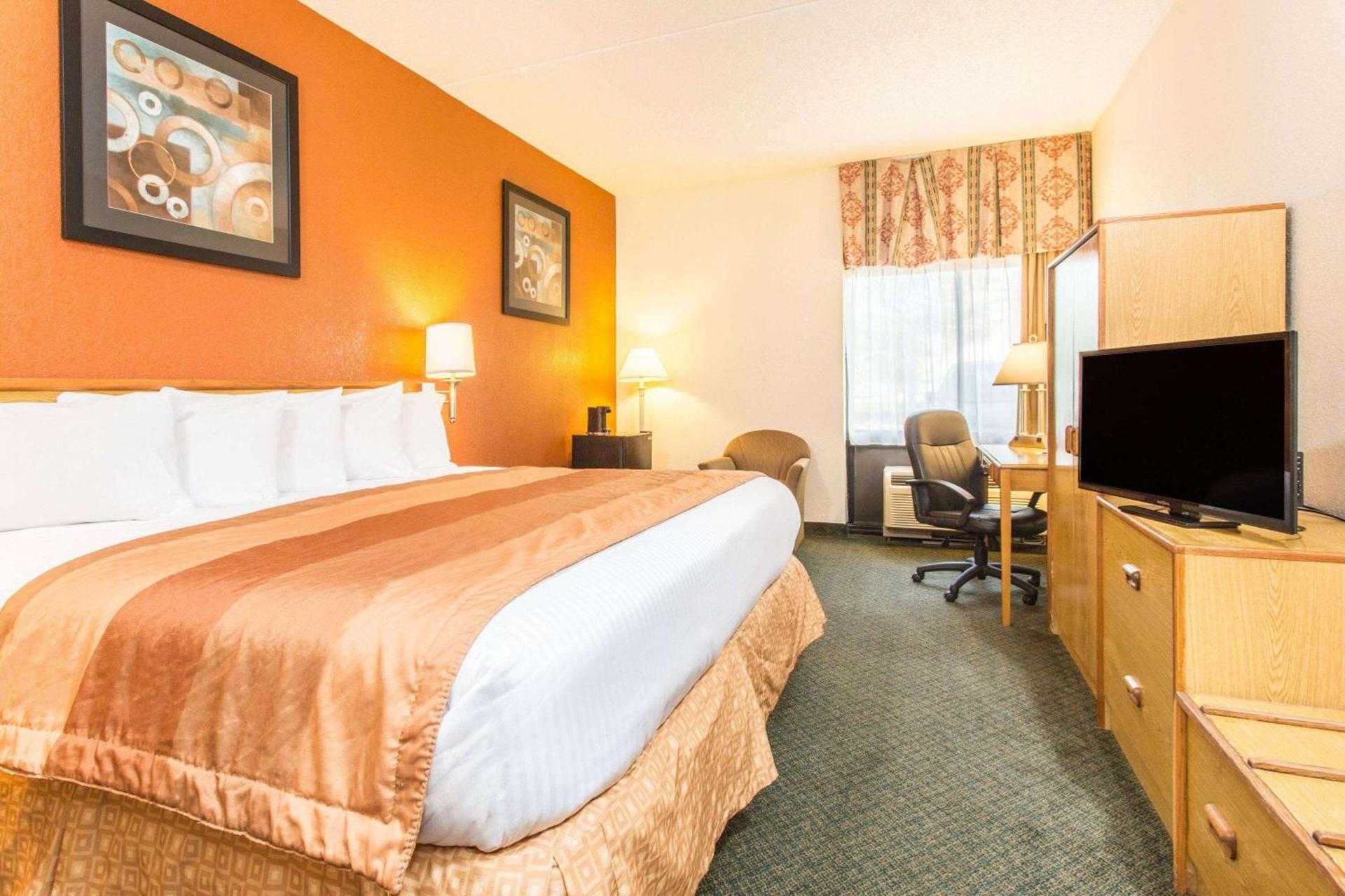 Baymont by Wyndham Cincinnati Sharonville photo 7
