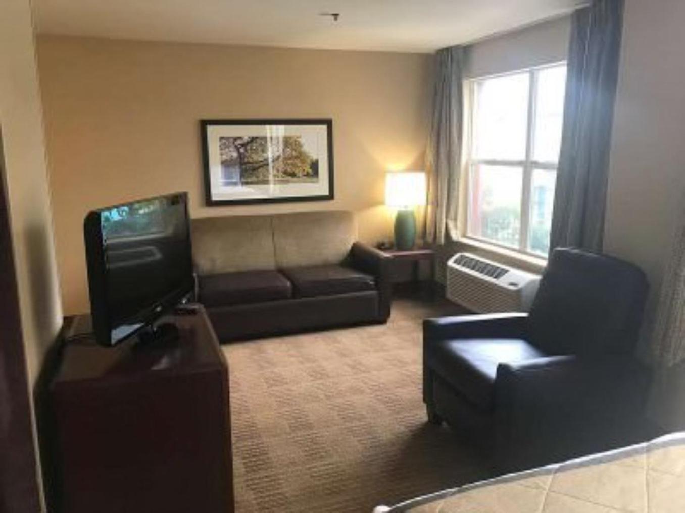 Candlewood Suites Houston Space Center - Webster photo 37