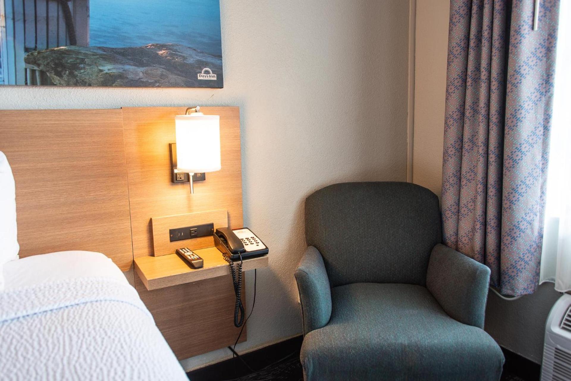 Days Inn by Wyndham Troy photo 26
