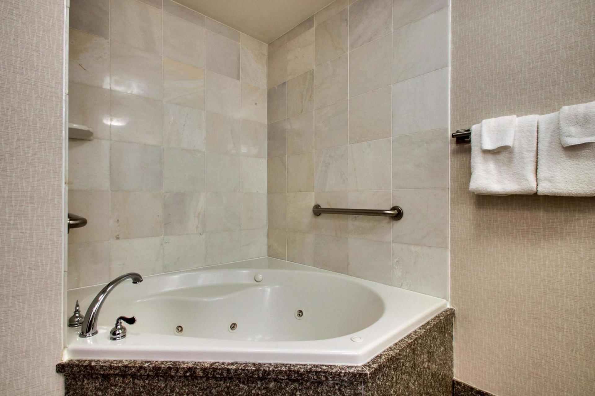 Drury Inn & Suites Charlotte Northlake photo 46